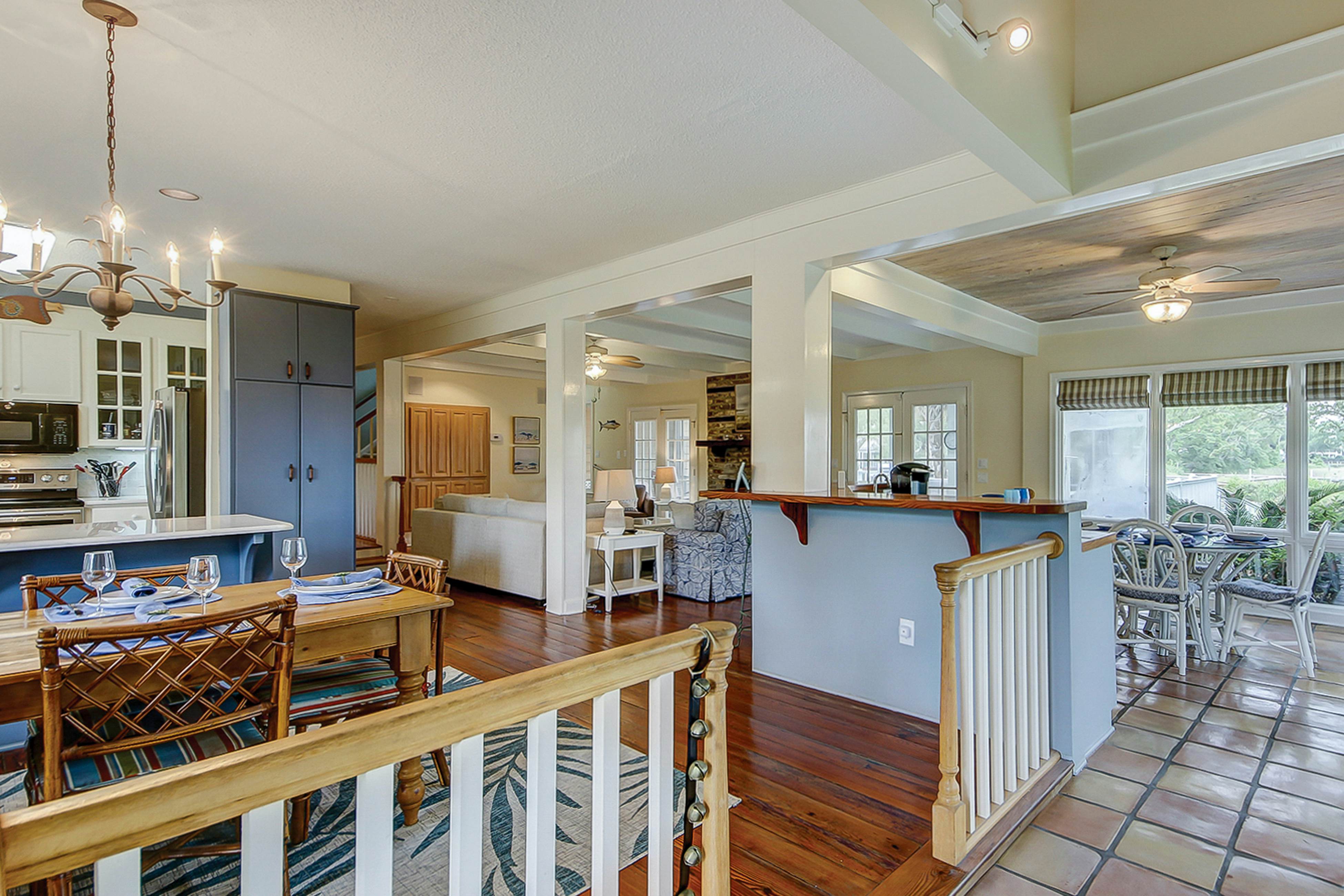 Beautiful home on lush lot with boardwalk to marsh, large deck, wifi, central ac