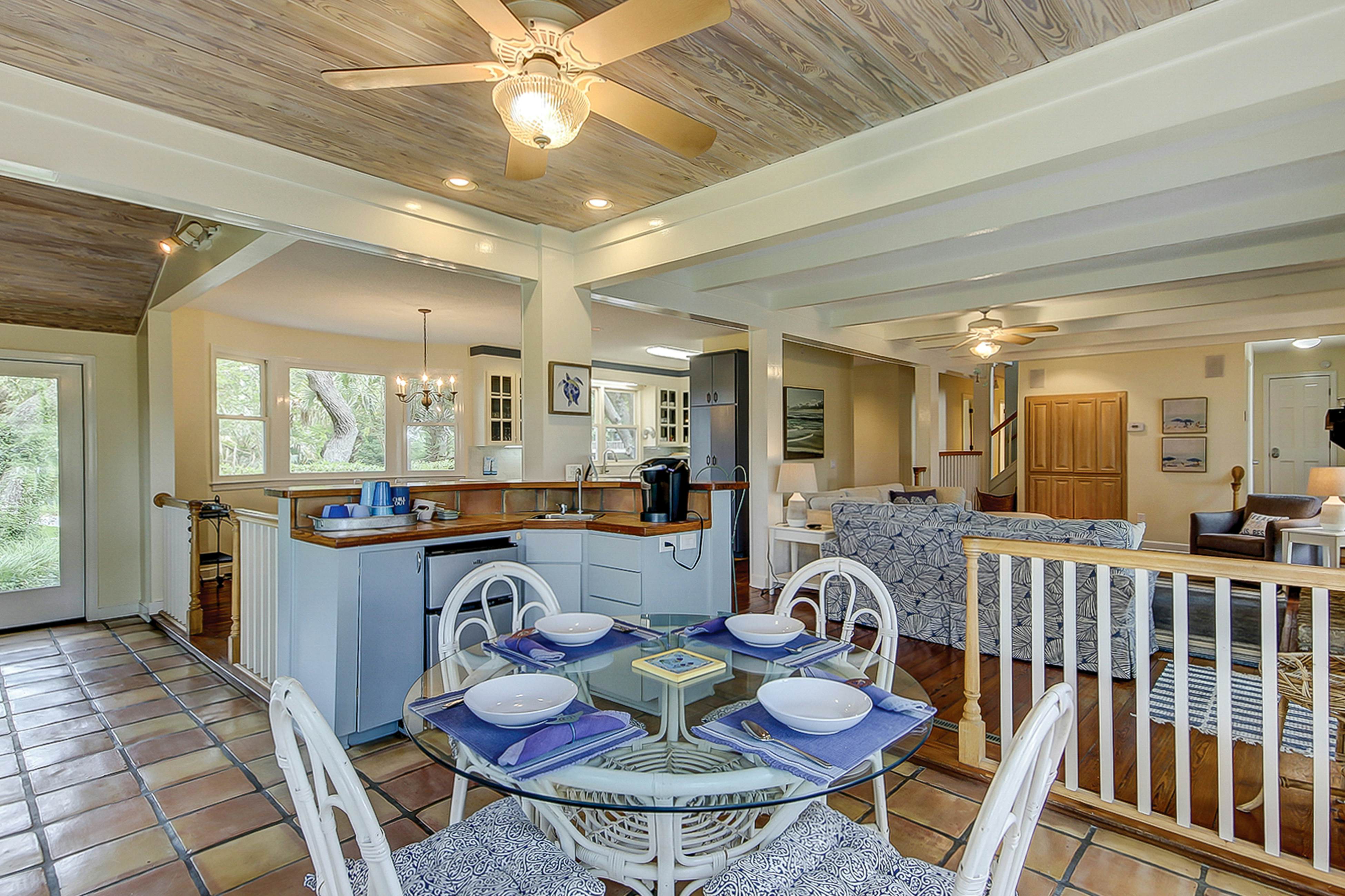 Beautiful home on lush lot with boardwalk to marsh, large deck, wifi, central ac