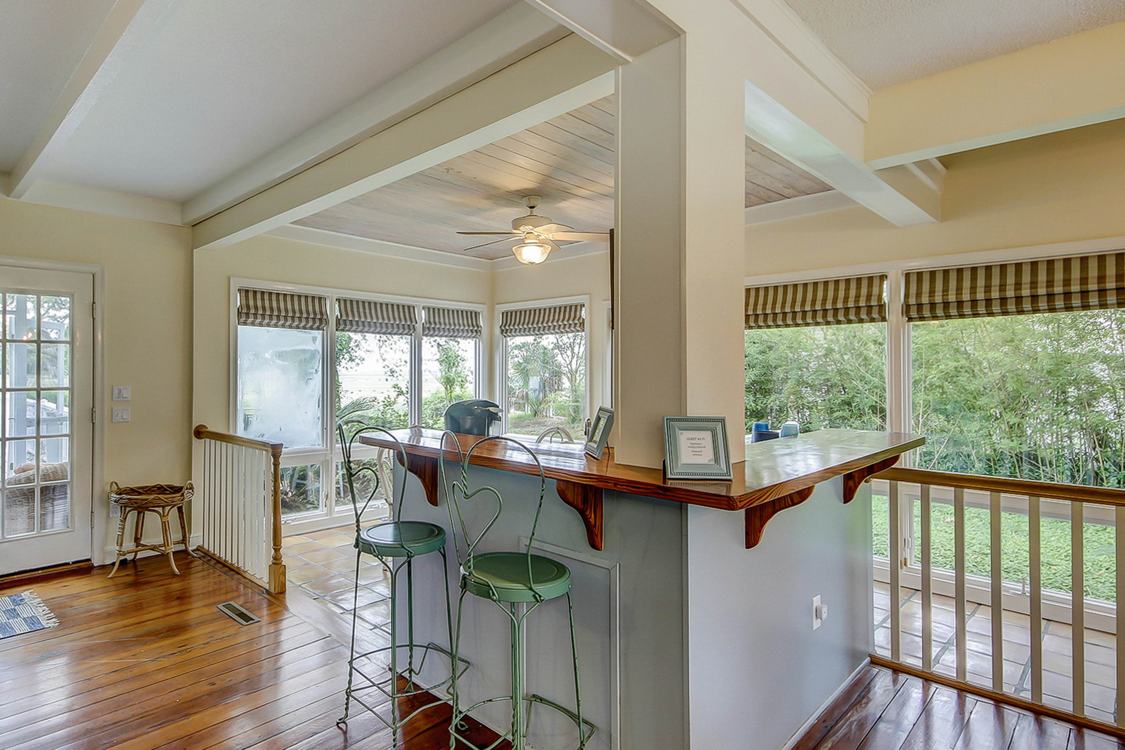 Beautiful home on lush lot with boardwalk to marsh, large deck, wifi, central ac