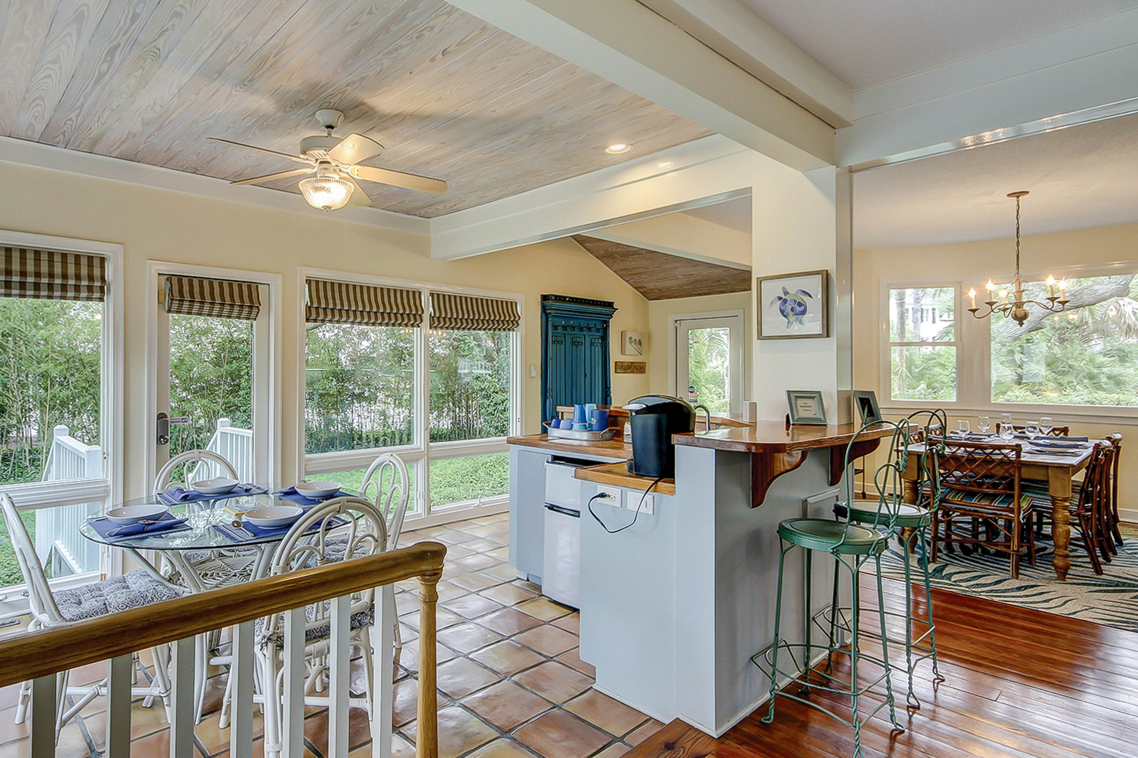 Beautiful home on lush lot with boardwalk to marsh, large deck, wifi, central ac