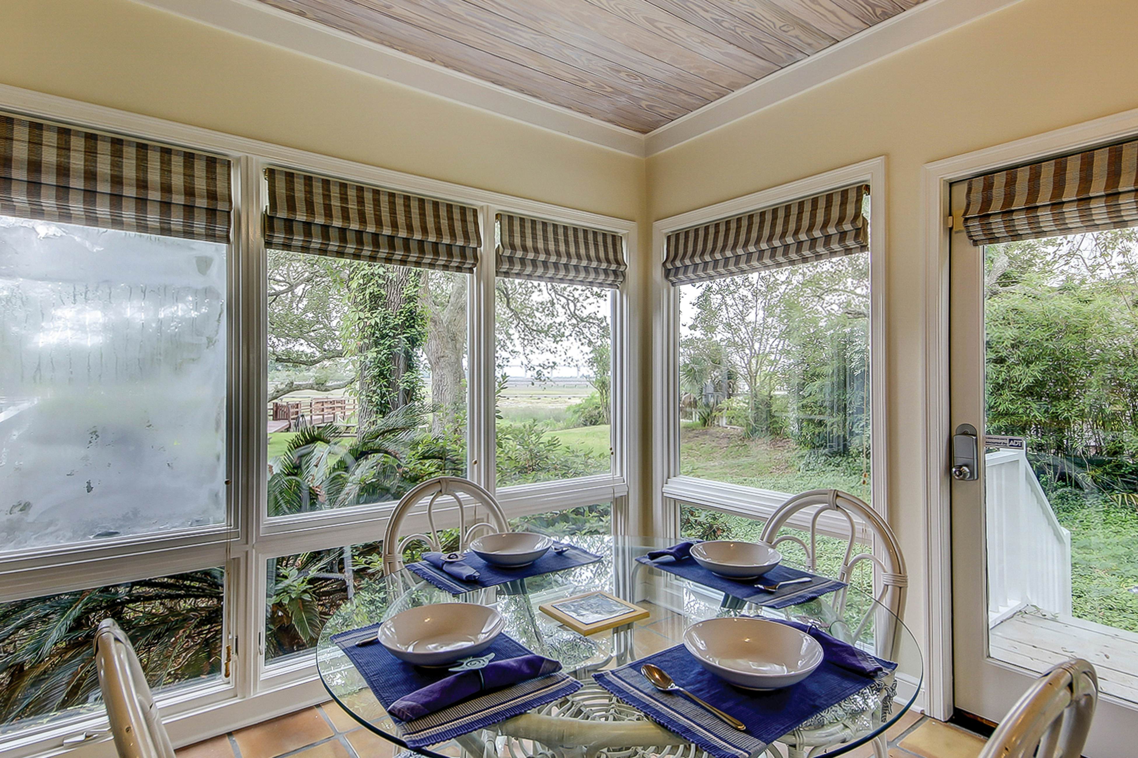 Beautiful home on lush lot with boardwalk to marsh, large deck, wifi, central ac