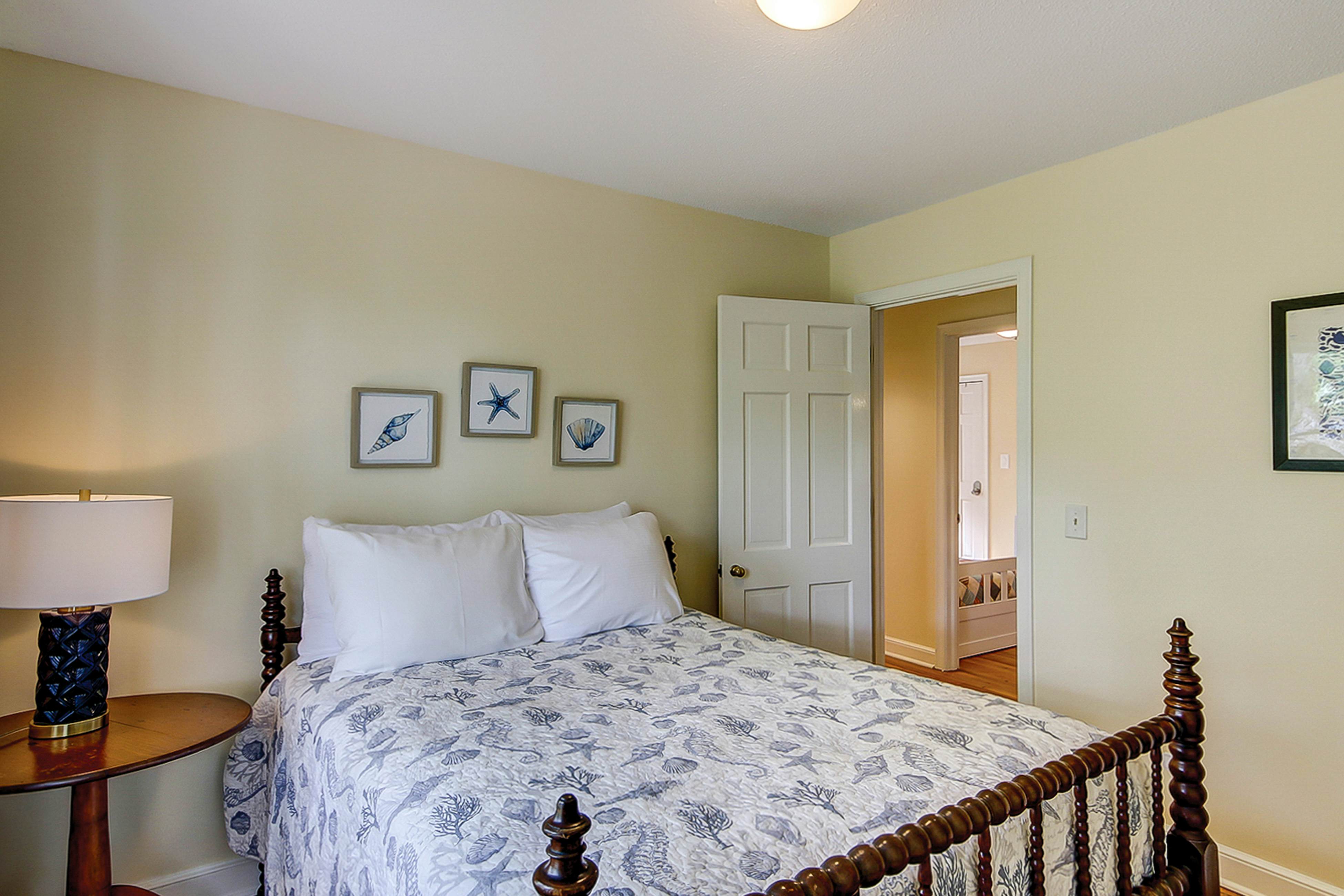 Beautiful home on lush lot with boardwalk to marsh, large deck, wifi, central ac