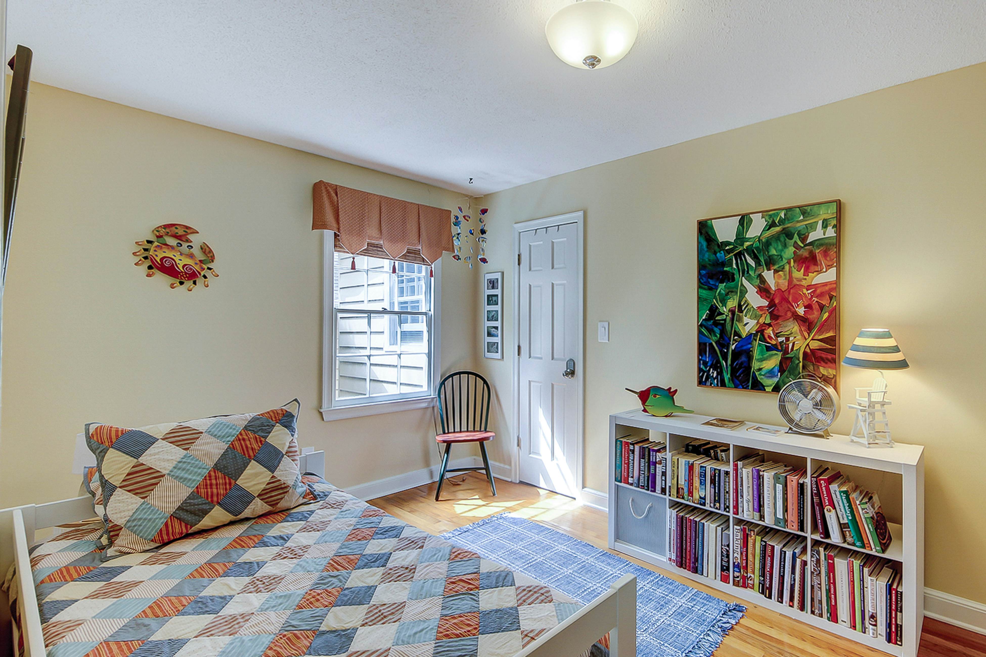 Beautiful home on lush lot with boardwalk to marsh, large deck, wifi, central ac