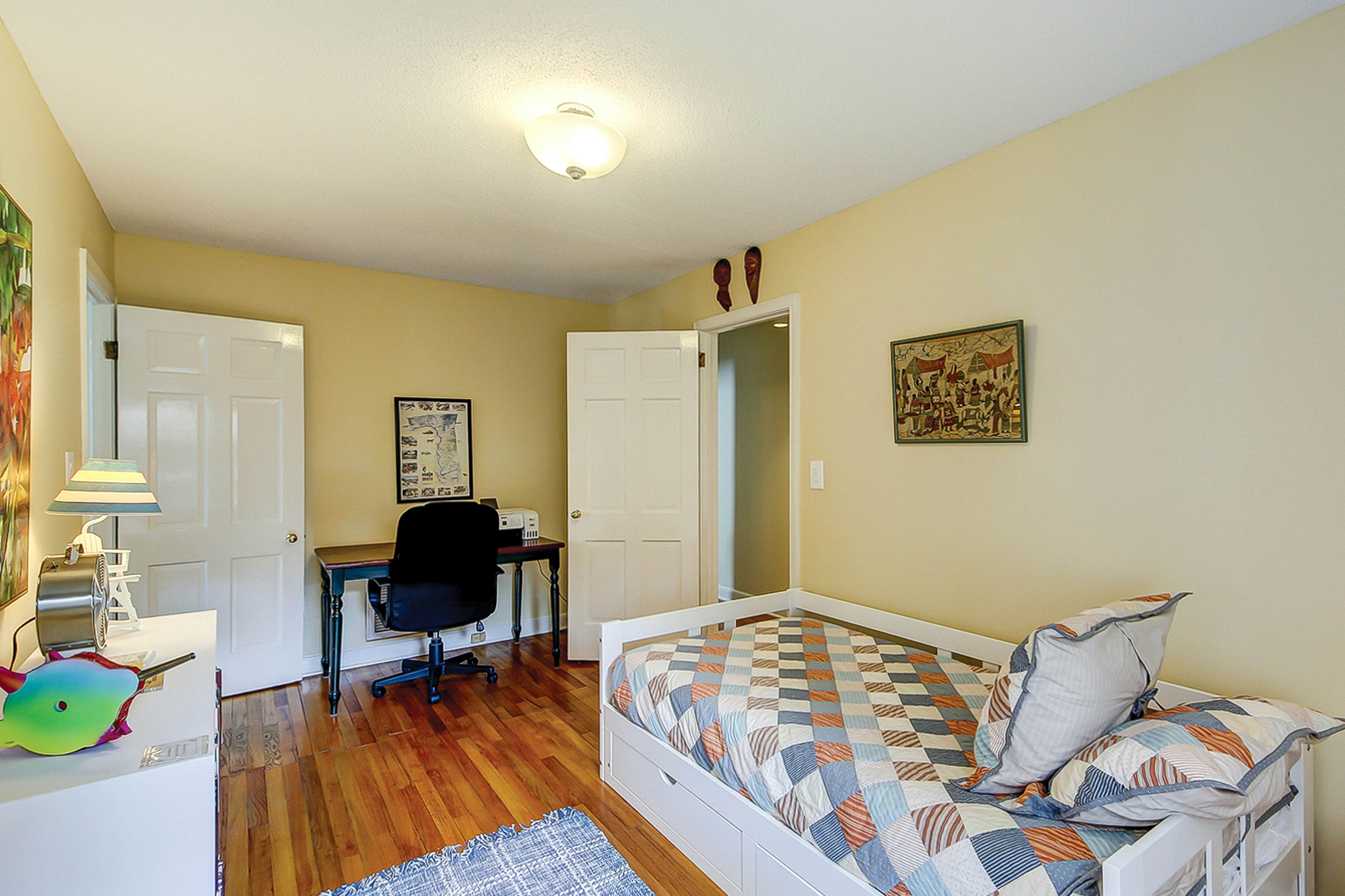 Beautiful home on lush lot with boardwalk to marsh, large deck, wifi, central ac