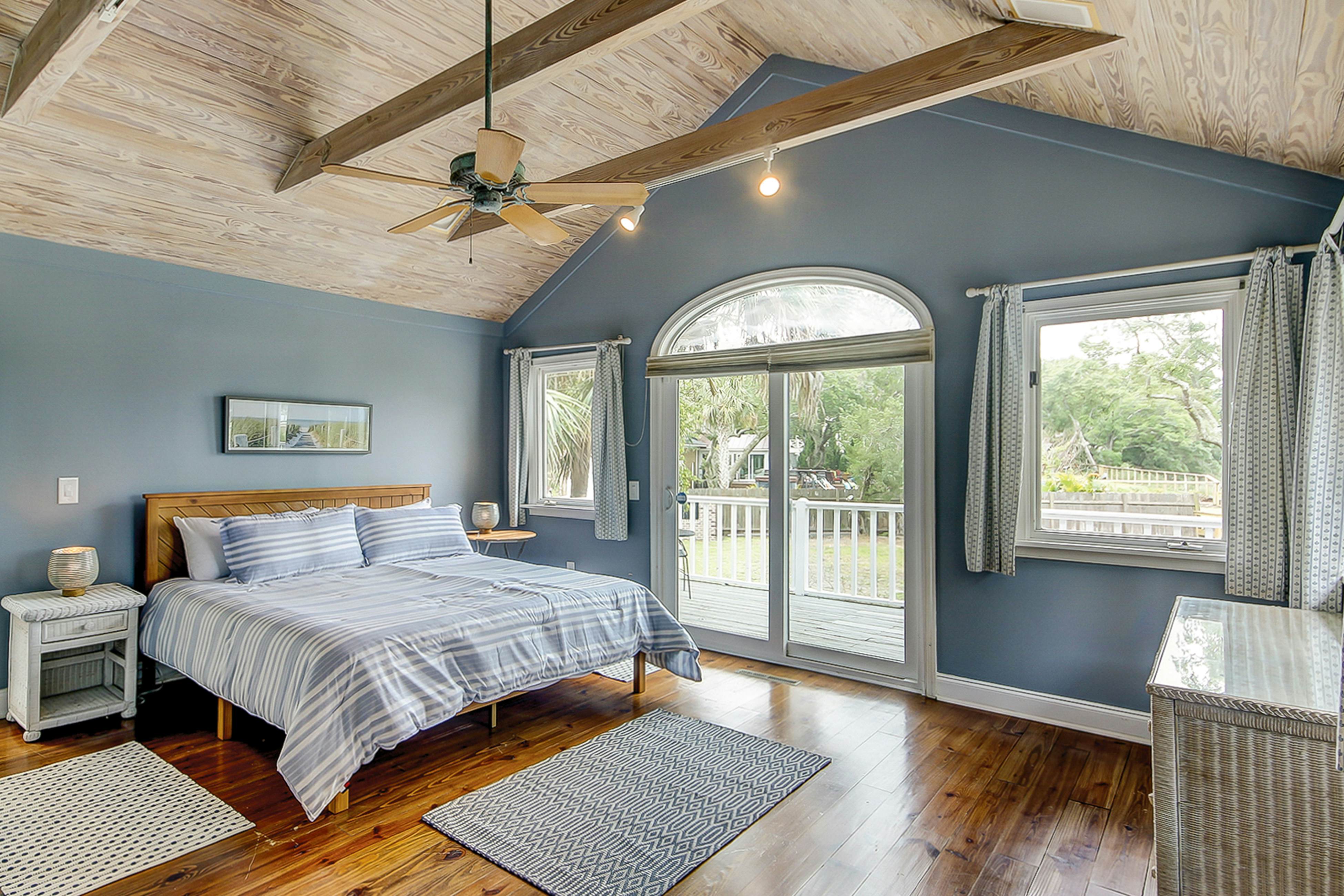 Beautiful home on lush lot with boardwalk to marsh, large deck, wifi, central ac