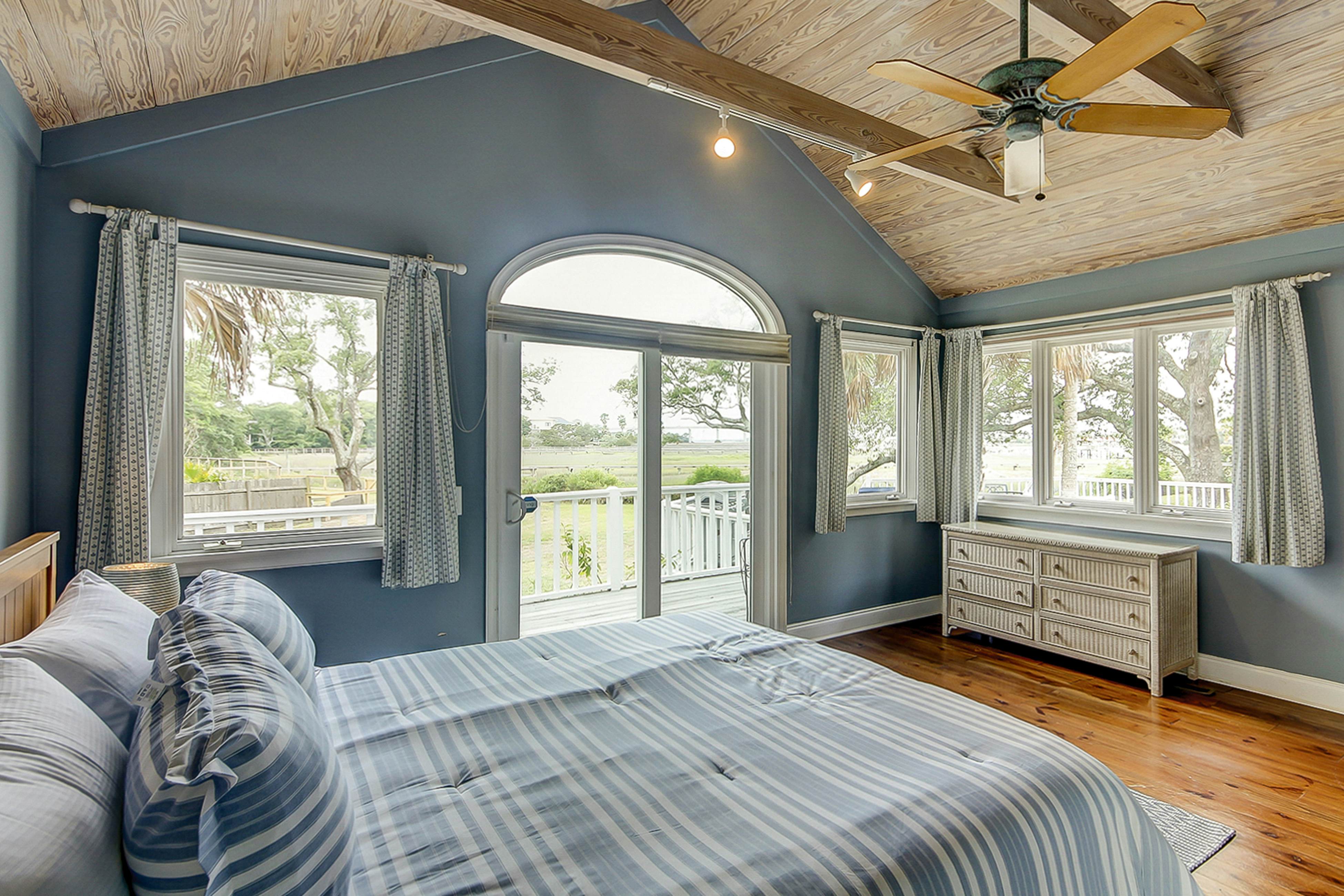 Beautiful home on lush lot with boardwalk to marsh, large deck, wifi, central ac