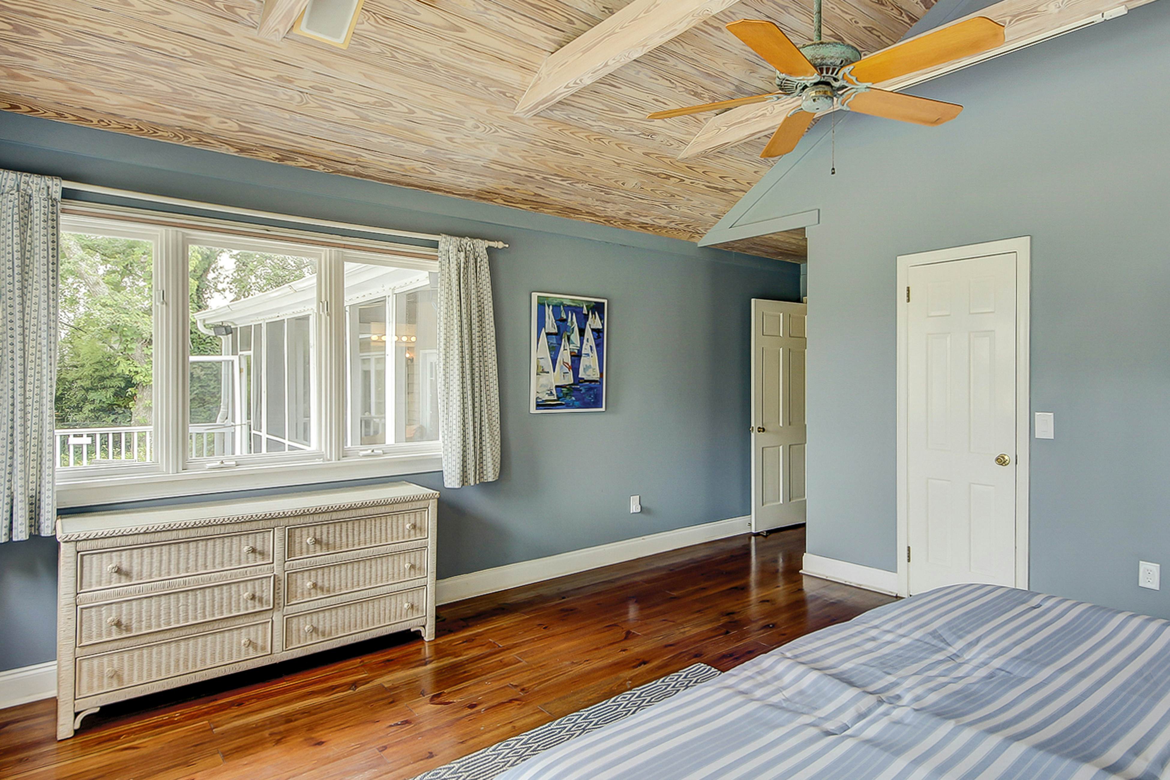 Beautiful home on lush lot with boardwalk to marsh, large deck, wifi, central ac