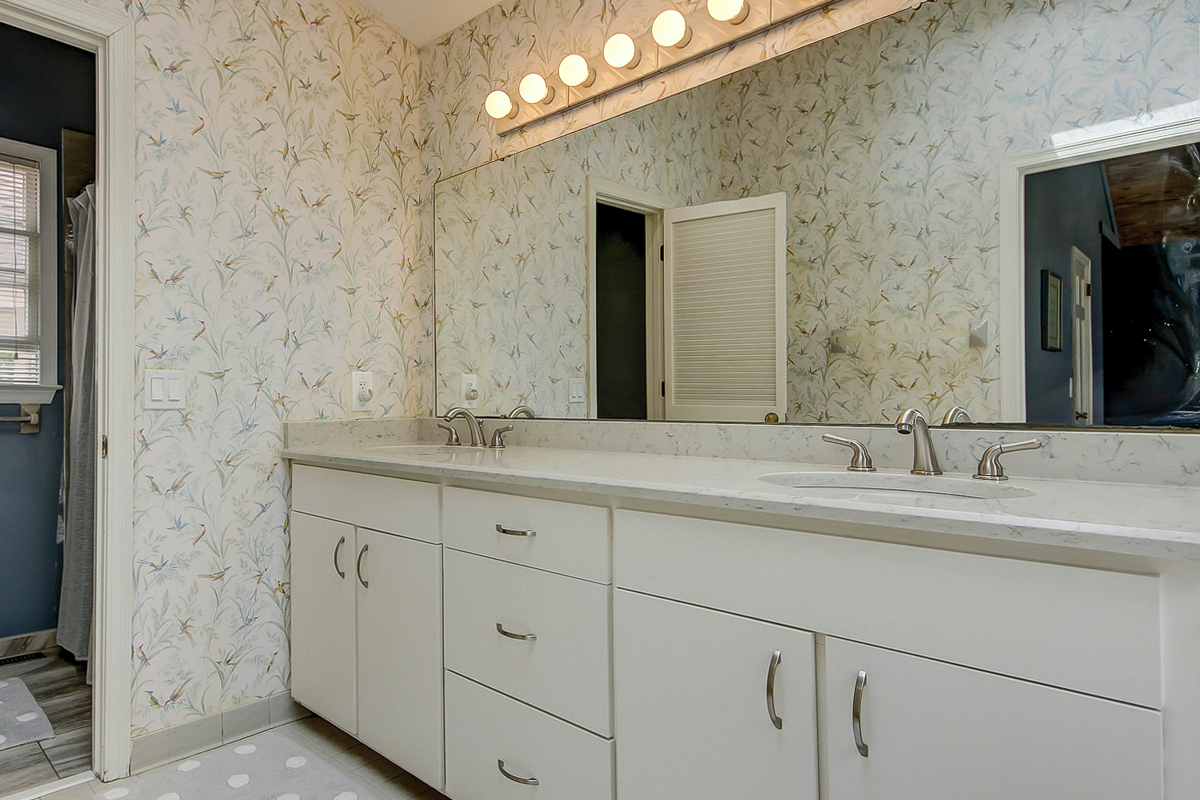 Beautiful home on lush lot with boardwalk to marsh, large deck, wifi, central ac