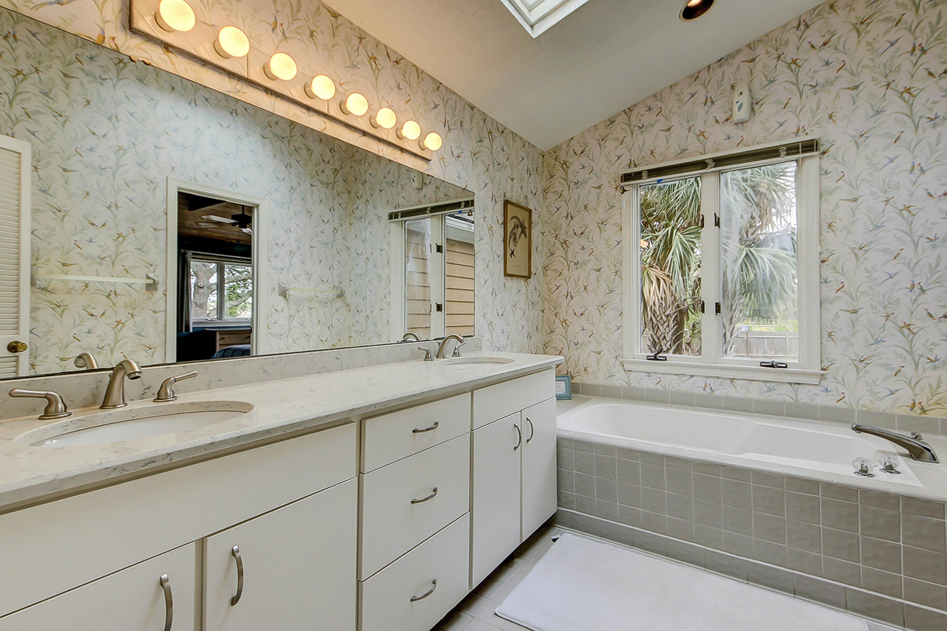 Beautiful home on lush lot with boardwalk to marsh, large deck, wifi, central ac