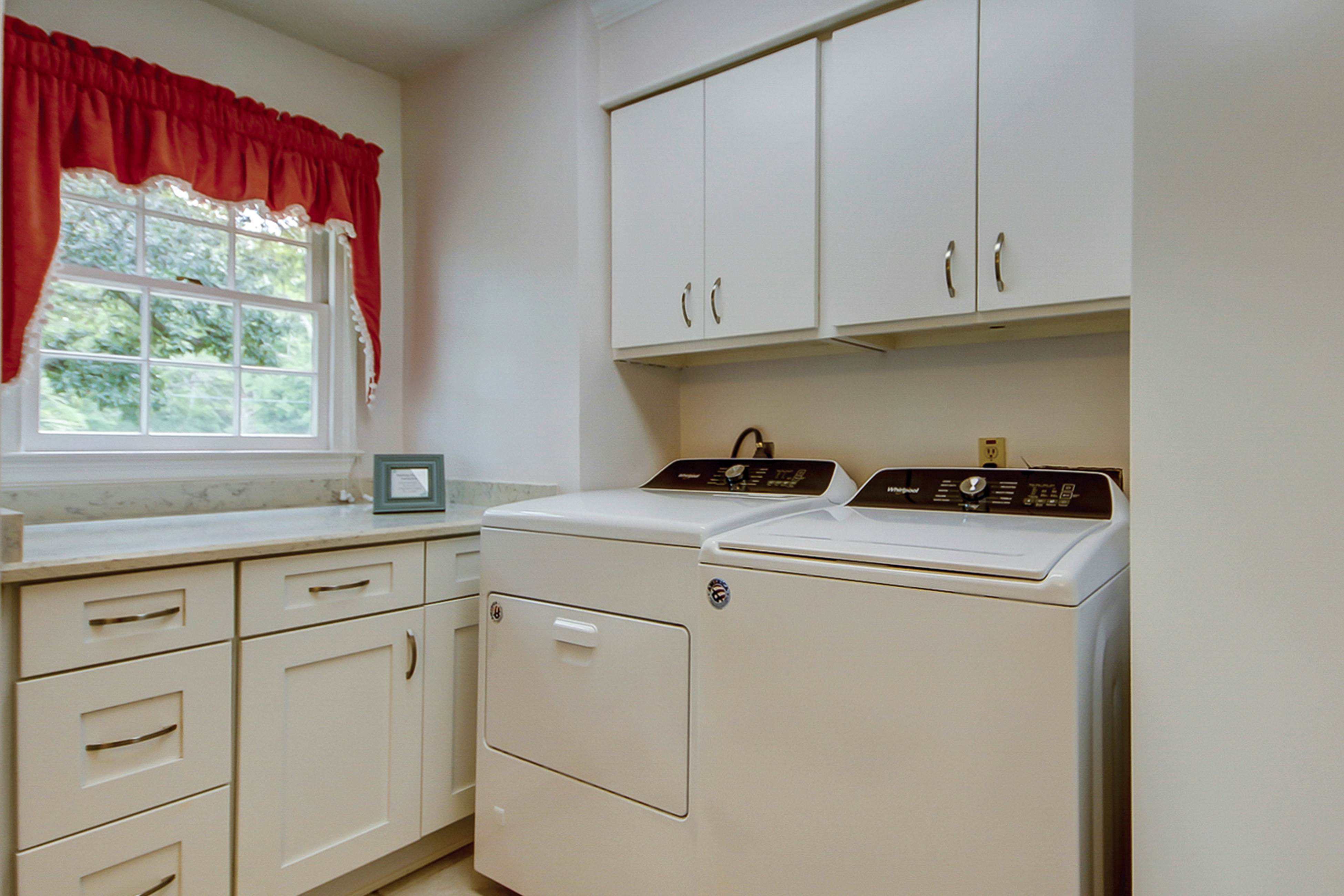 Beautiful home on lush lot with boardwalk to marsh, large deck, wifi, central ac