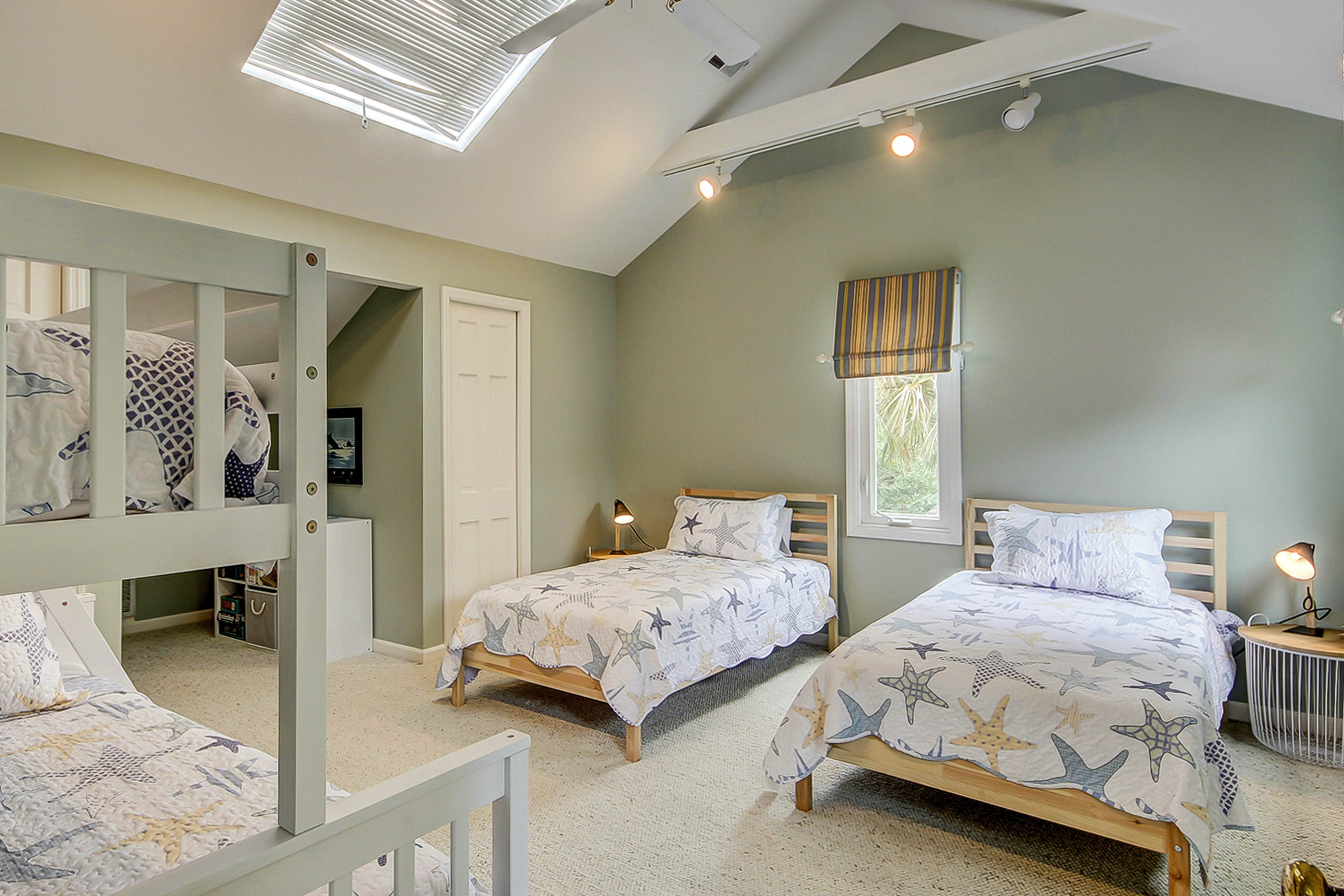 Beautiful home on lush lot with boardwalk to marsh, large deck, wifi, central ac