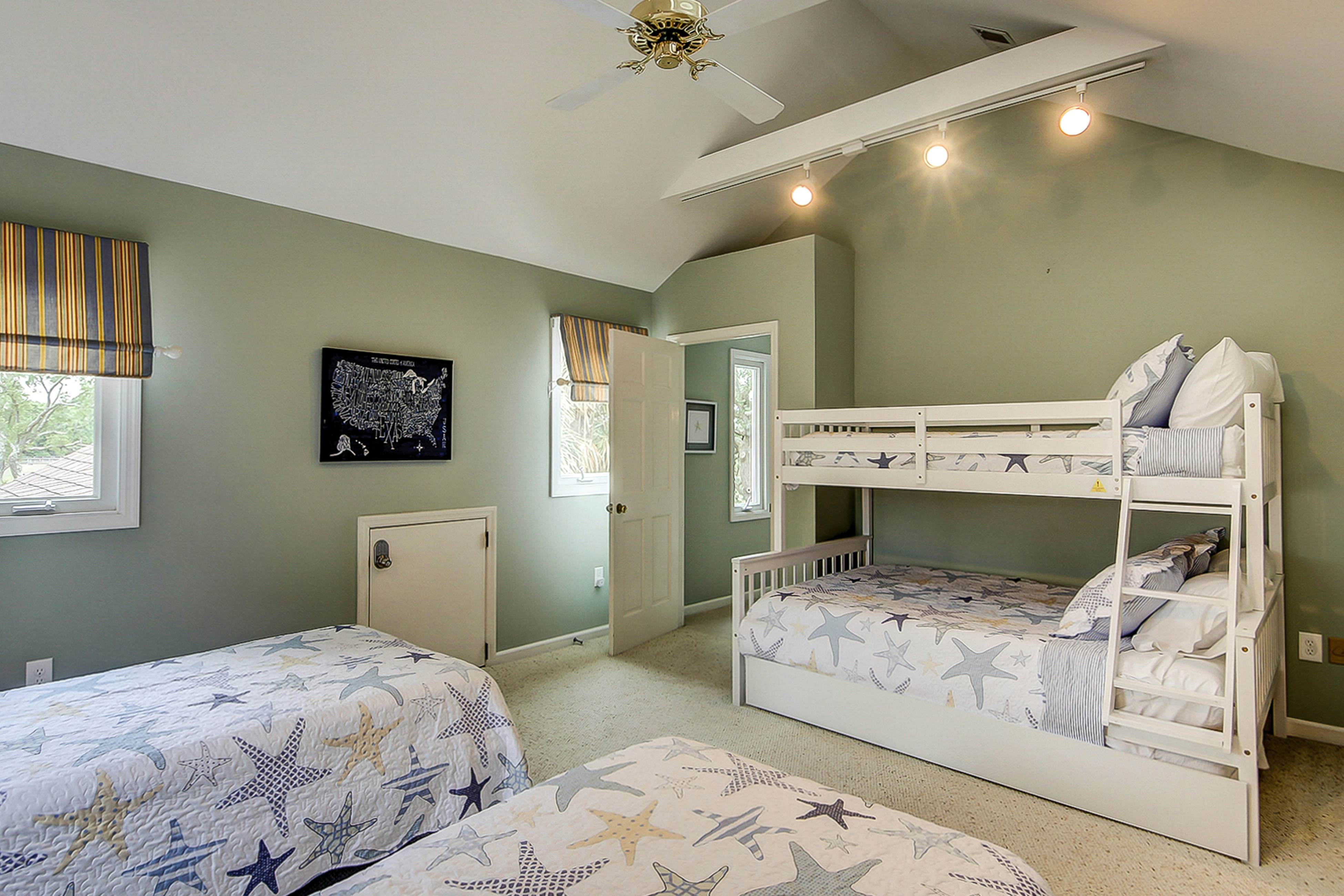 Beautiful home on lush lot with boardwalk to marsh, large deck, wifi, central ac