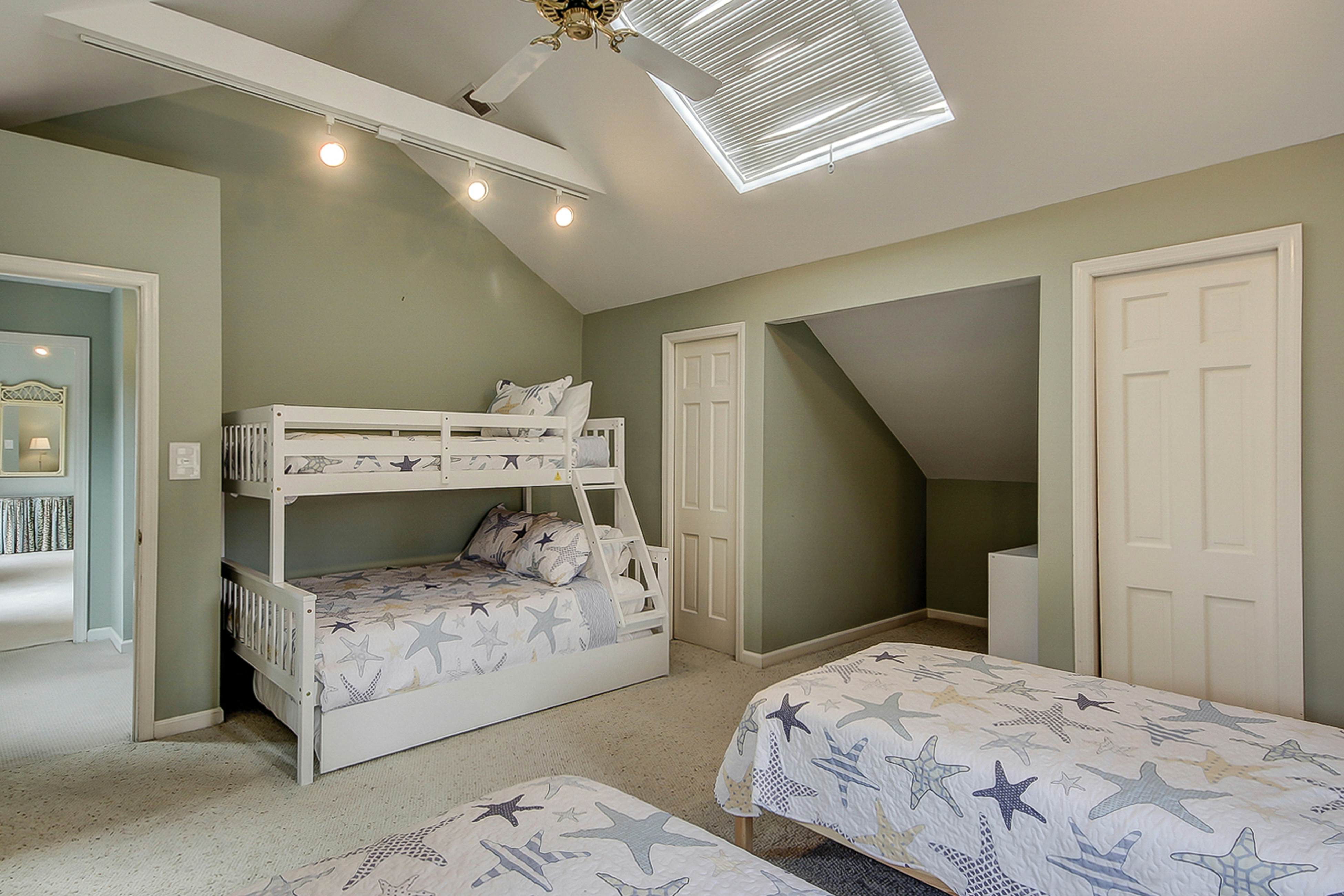 Beautiful home on lush lot with boardwalk to marsh, large deck, wifi, central ac