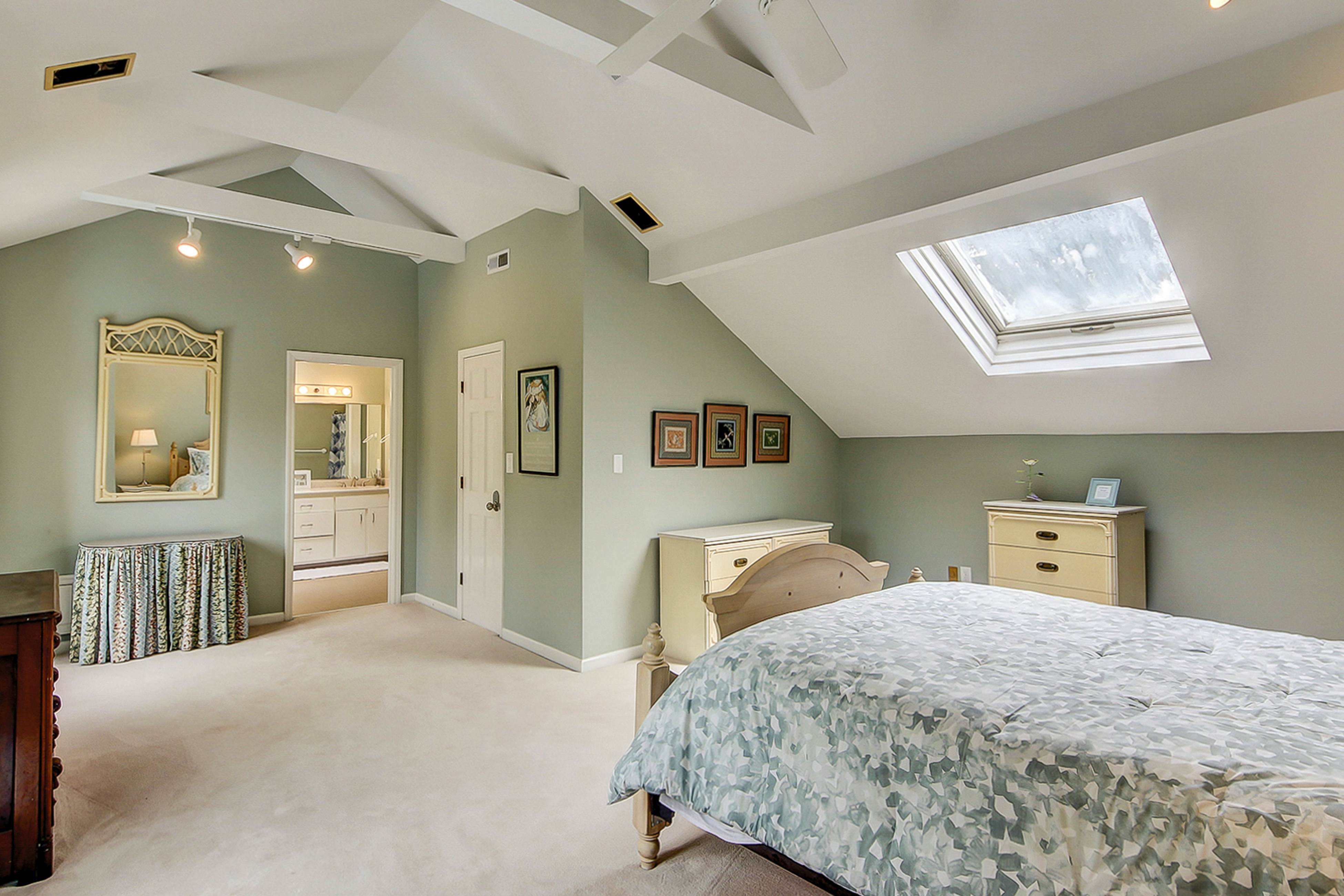 Beautiful home on lush lot with boardwalk to marsh, large deck, wifi, central ac