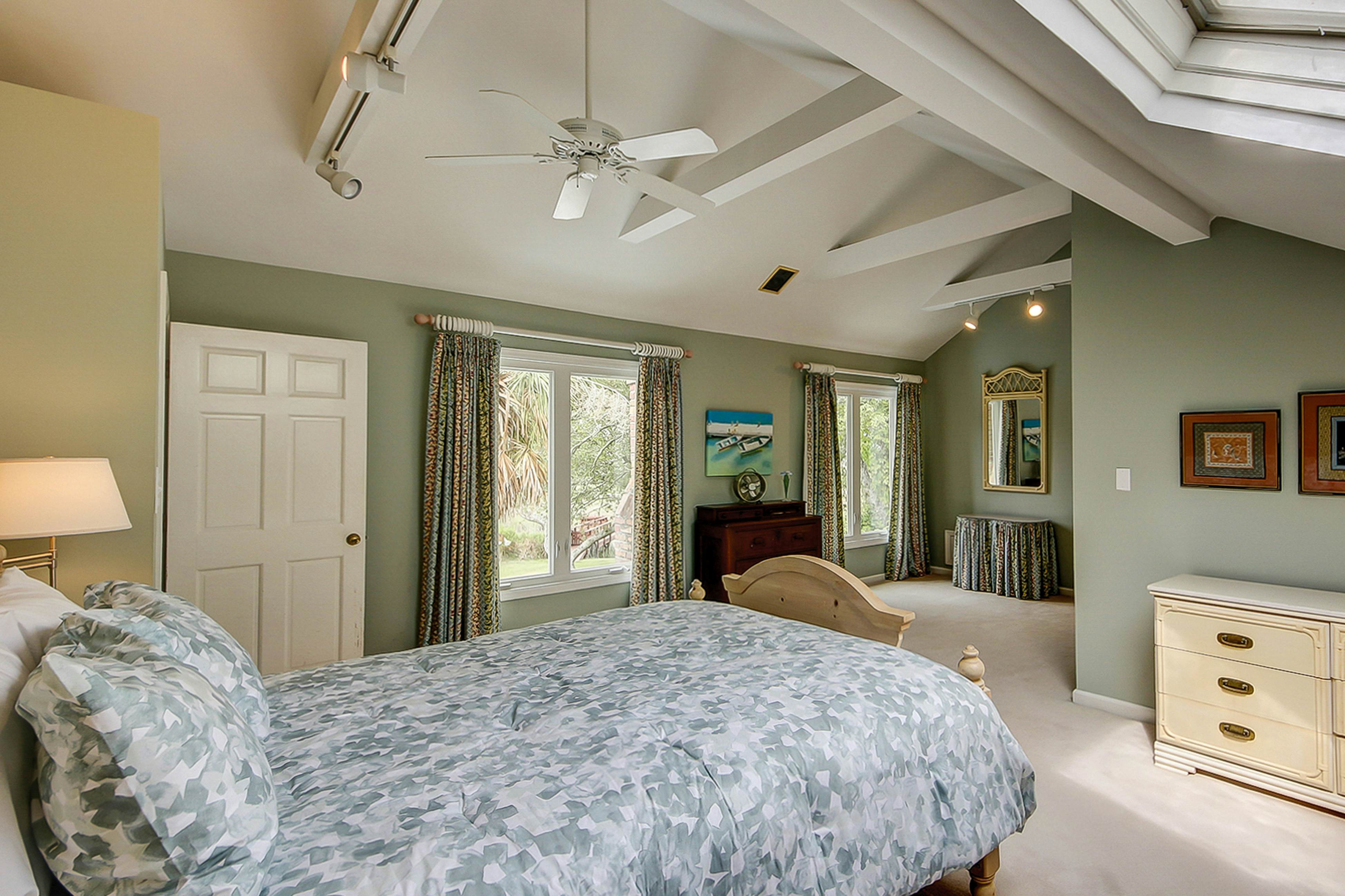 Beautiful home on lush lot with boardwalk to marsh, large deck, wifi, central ac