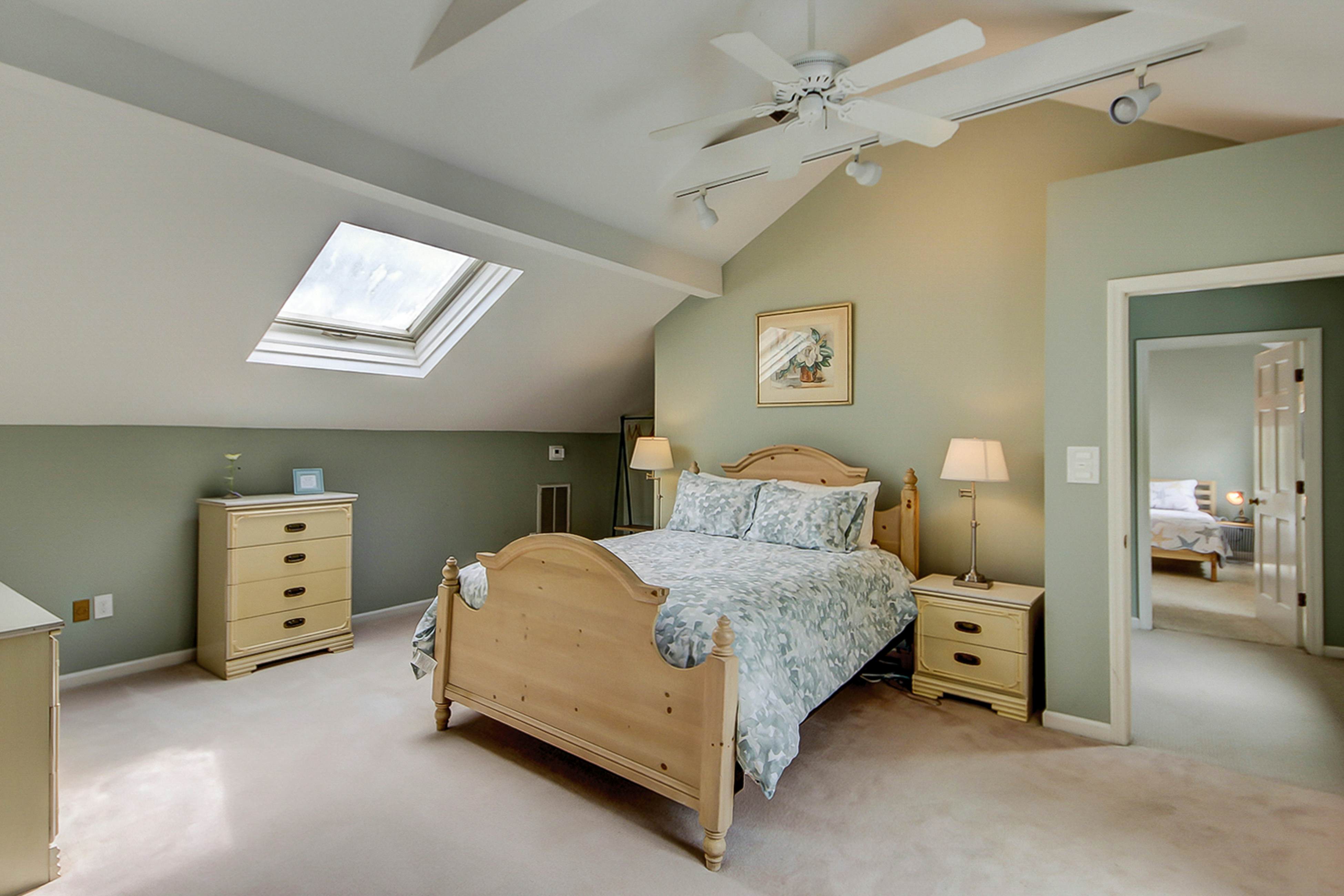 Beautiful home on lush lot with boardwalk to marsh, large deck, wifi, central ac