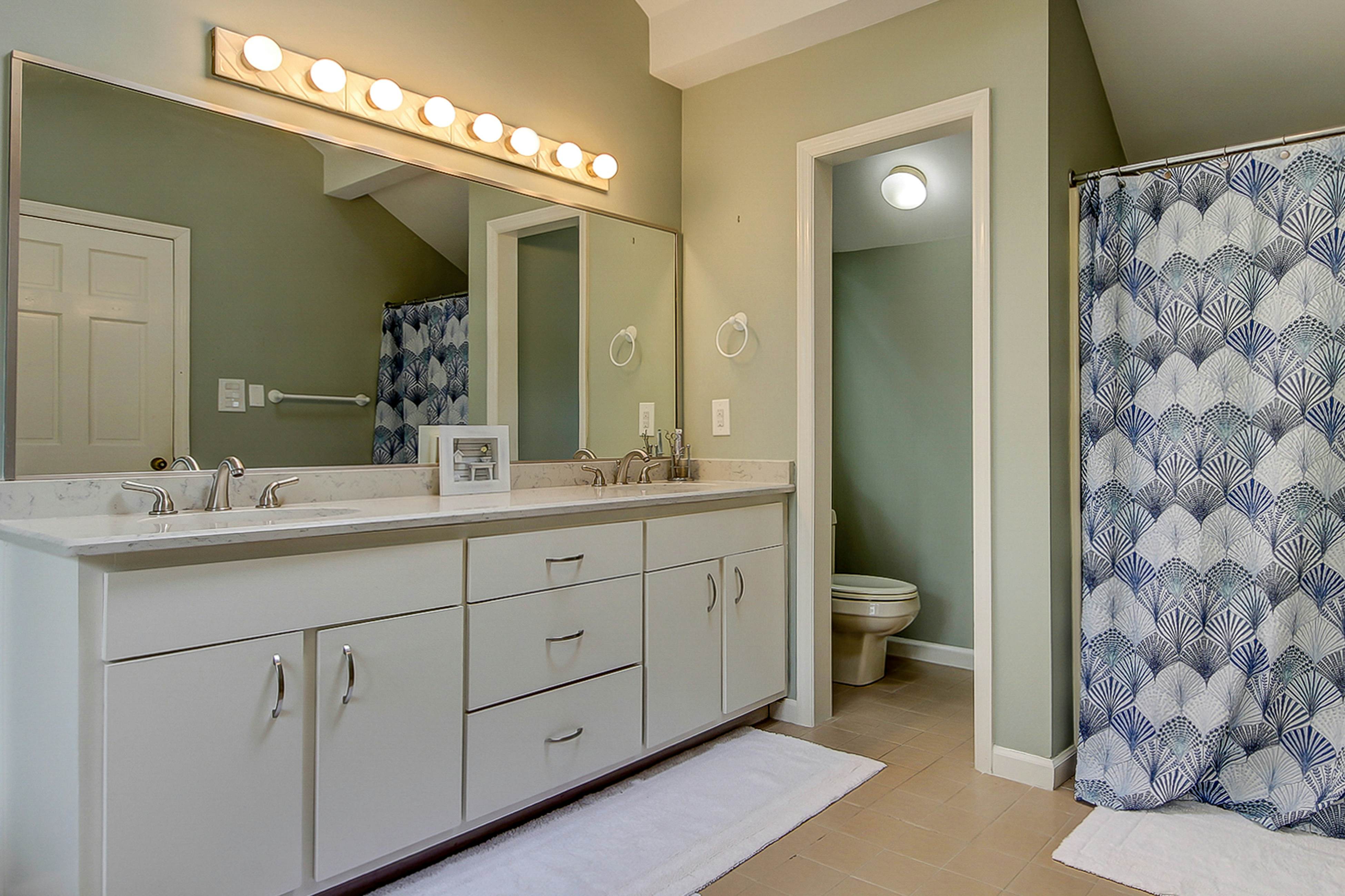 Beautiful home on lush lot with boardwalk to marsh, large deck, wifi, central ac