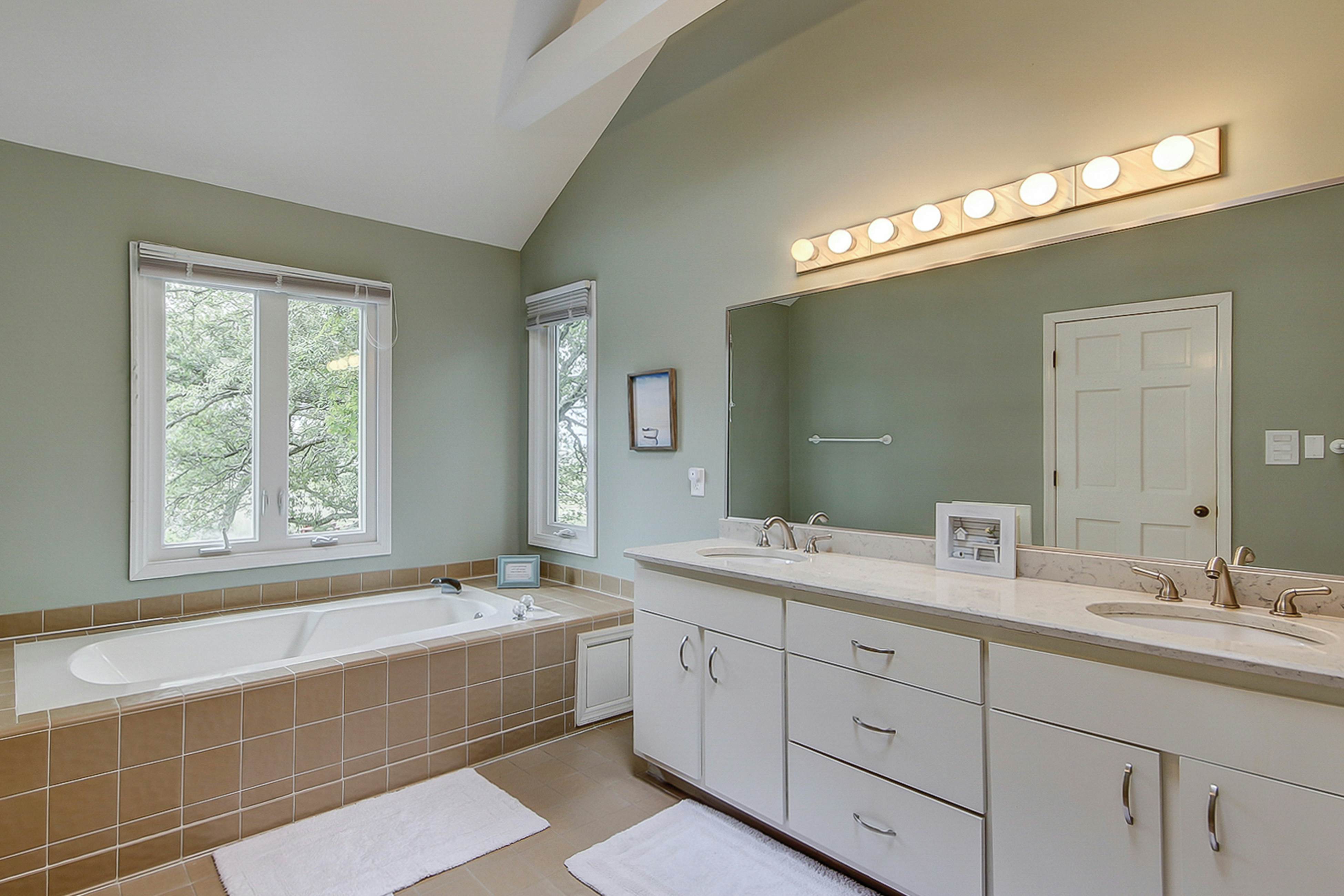 Beautiful home on lush lot with boardwalk to marsh, large deck, wifi, central ac