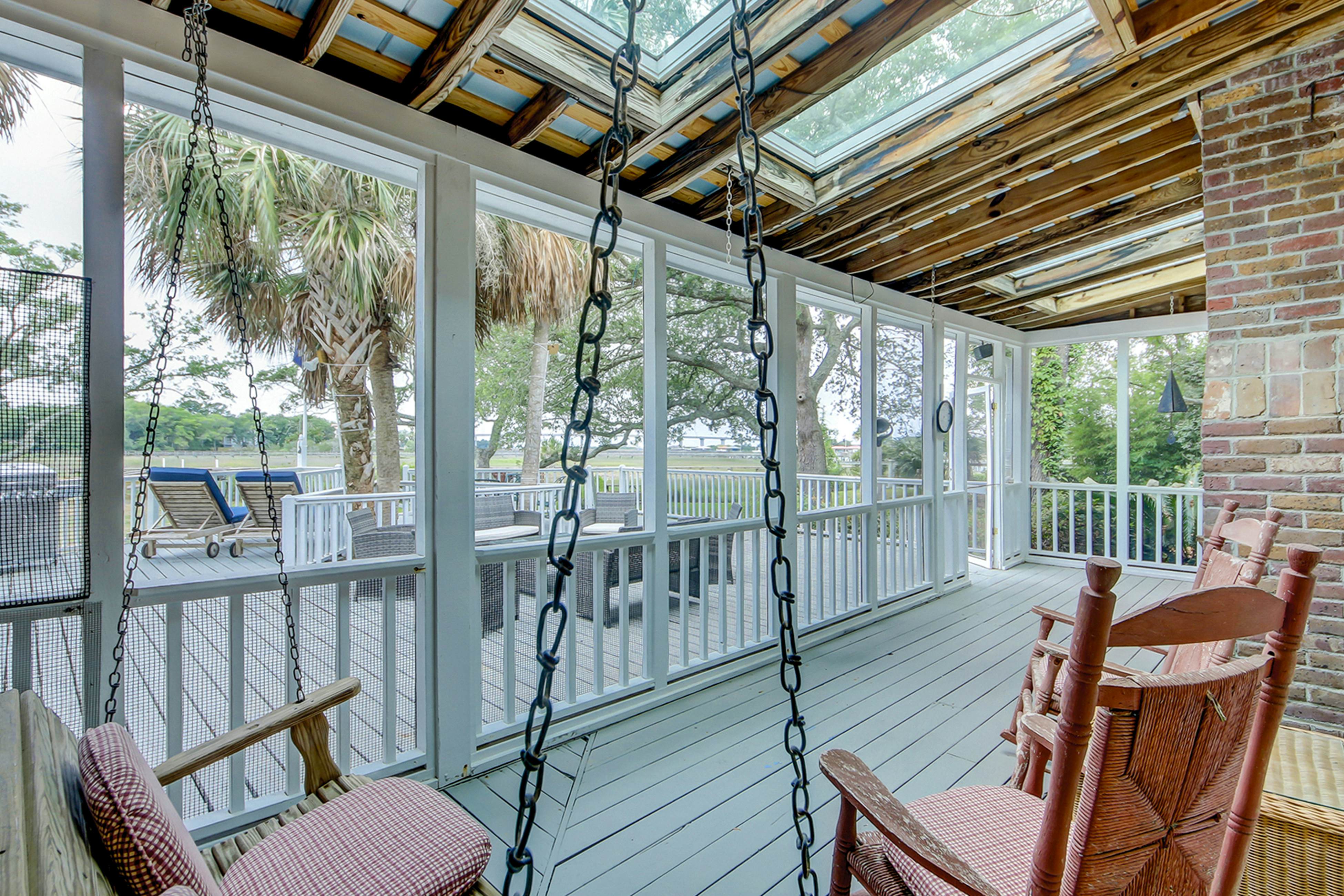 Beautiful home on lush lot with boardwalk to marsh, large deck, wifi, central ac