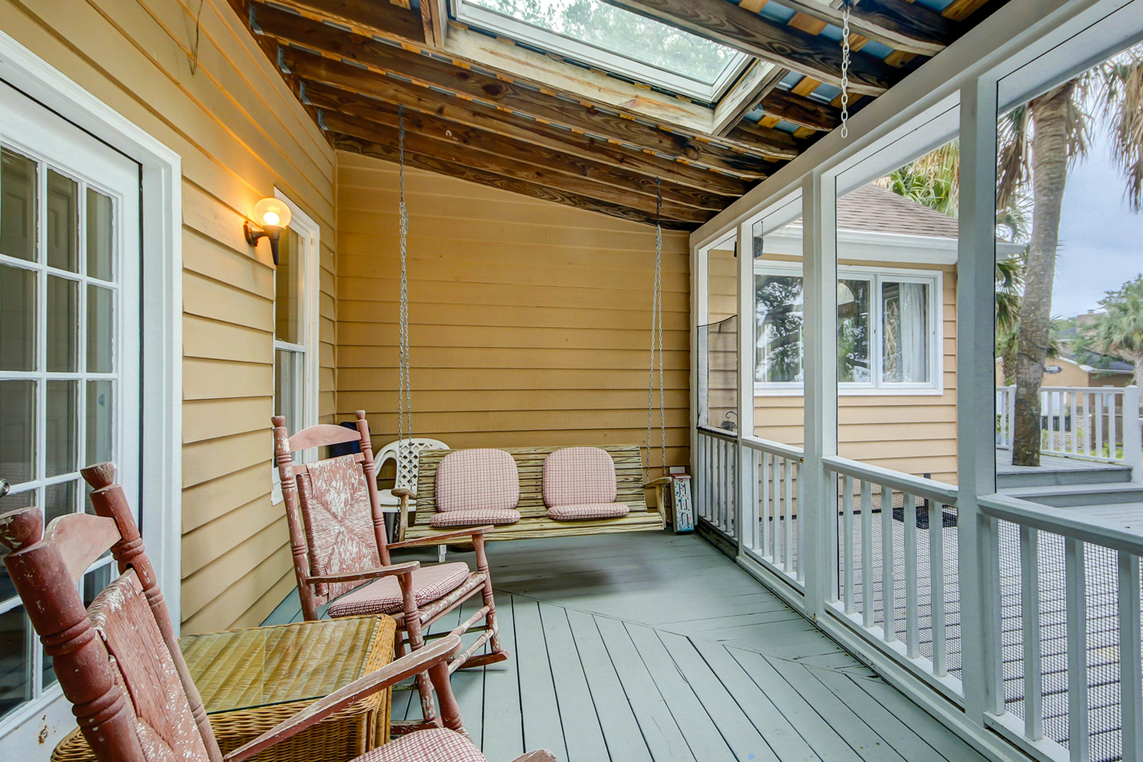 Beautiful home on lush lot with boardwalk to marsh, large deck, wifi, central ac