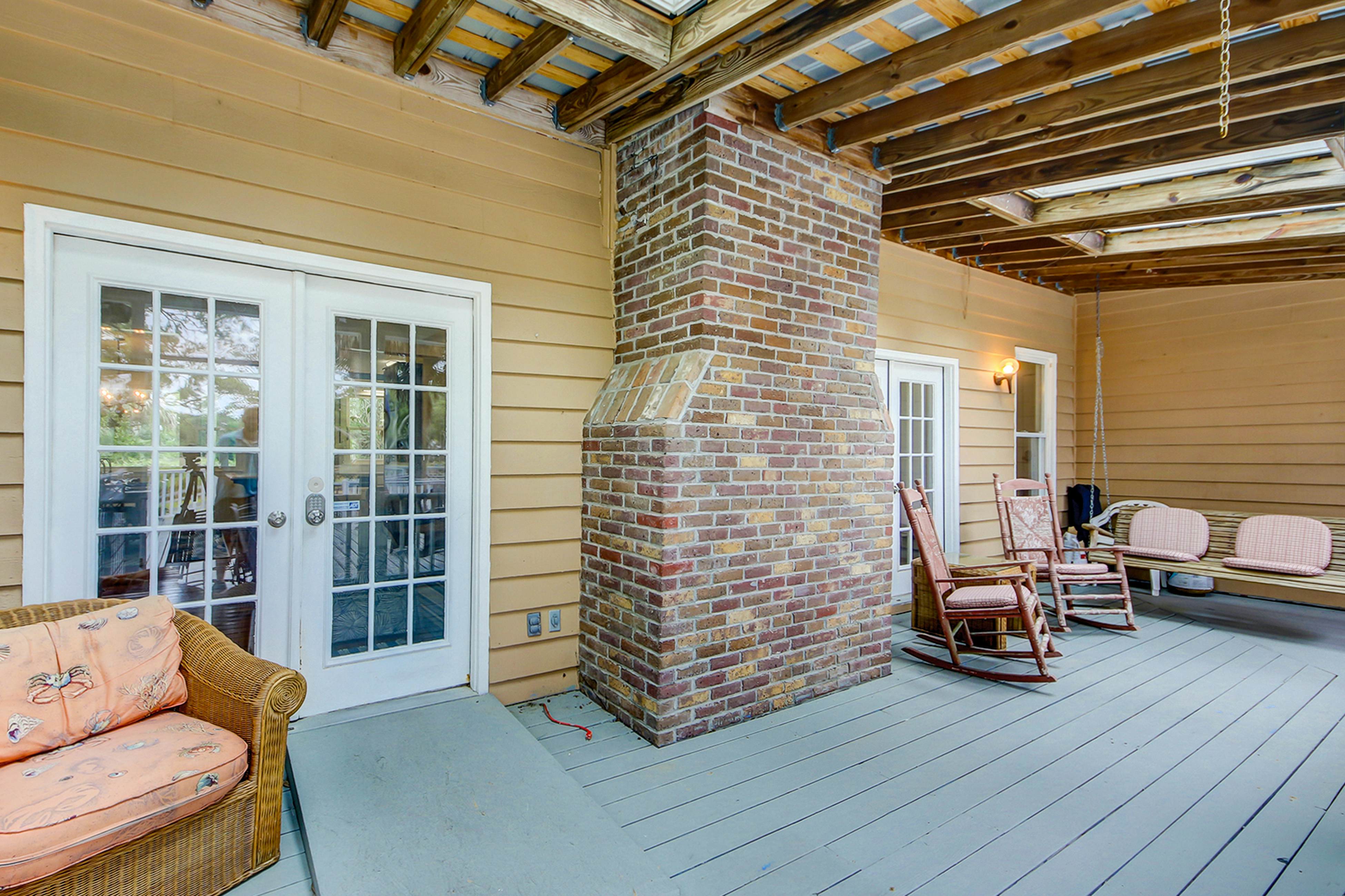 Beautiful home on lush lot with boardwalk to marsh, large deck, wifi, central ac