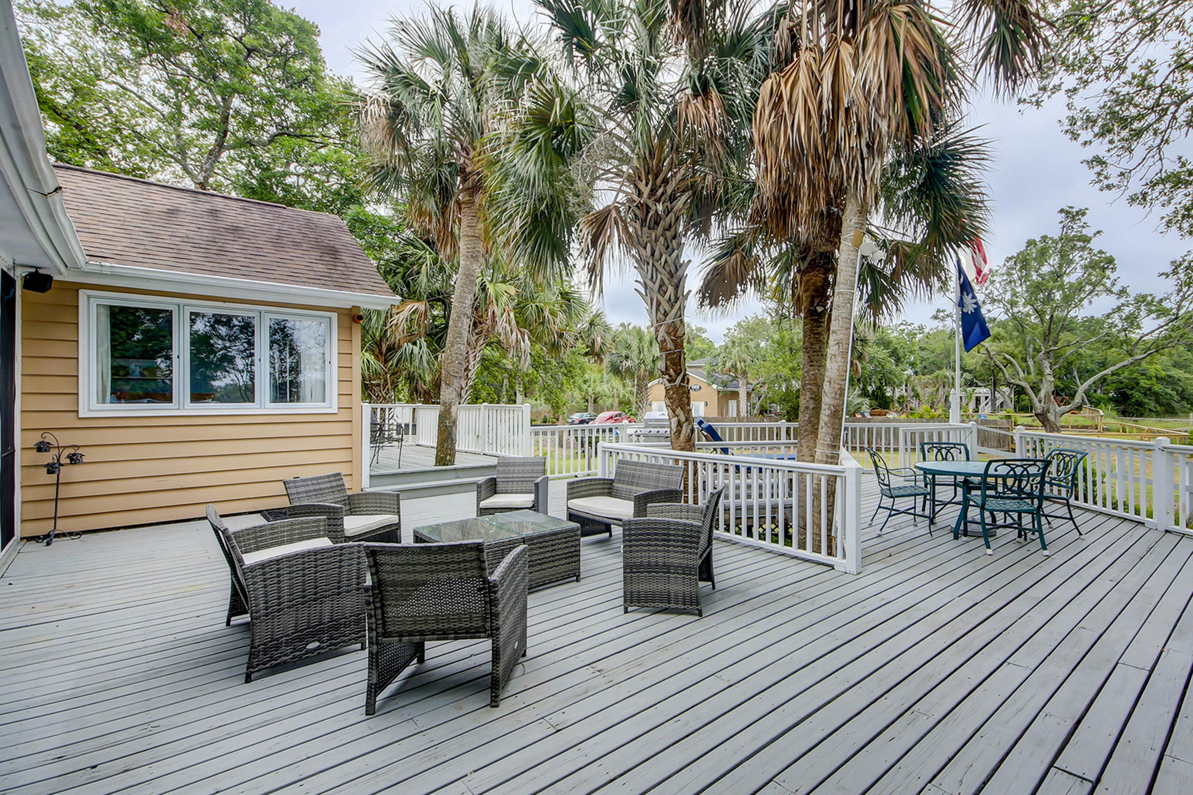 Beautiful home on lush lot with boardwalk to marsh, large deck, wifi, central ac