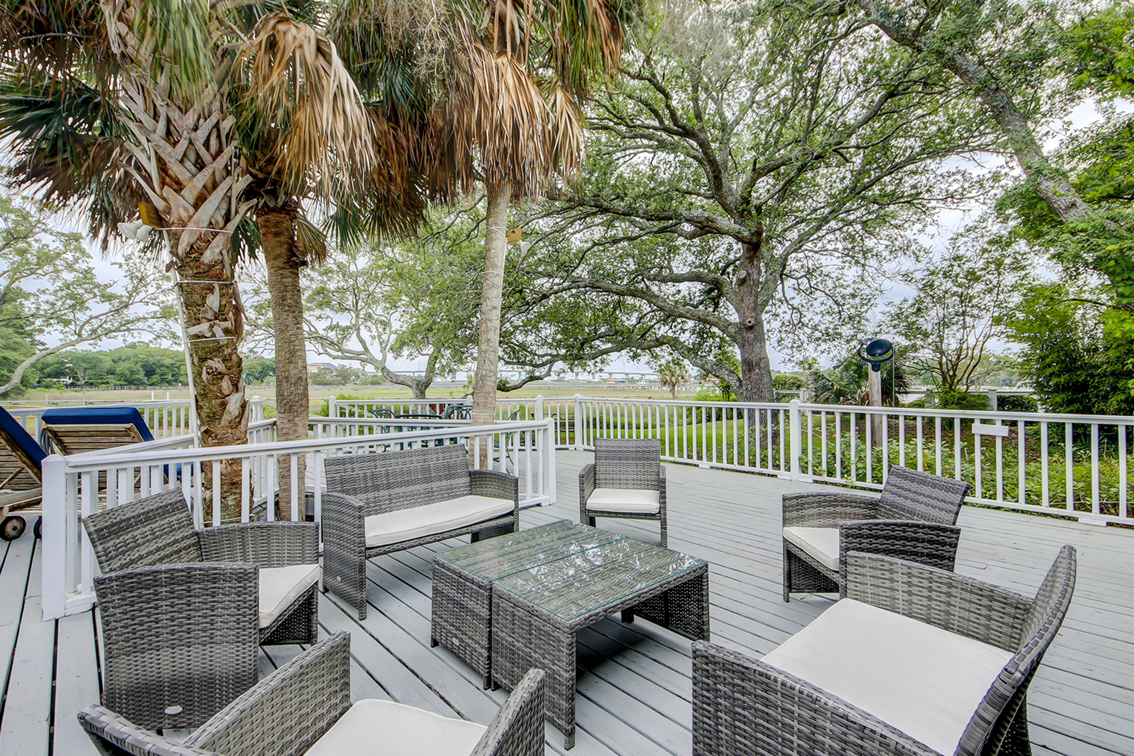 Beautiful home on lush lot with boardwalk to marsh, large deck, wifi, central ac