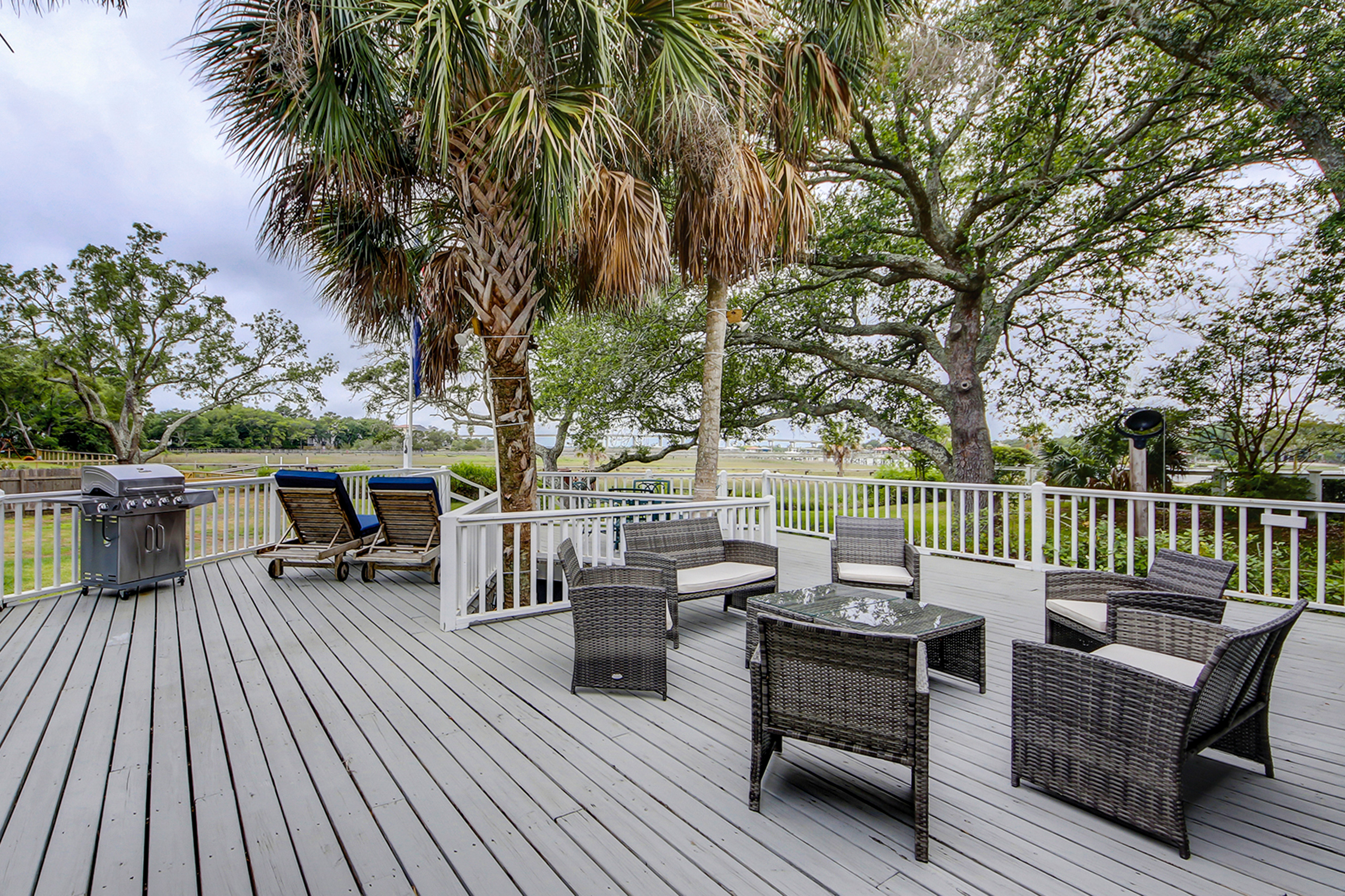 Beautiful home on lush lot with boardwalk to marsh, large deck, wifi, central ac
