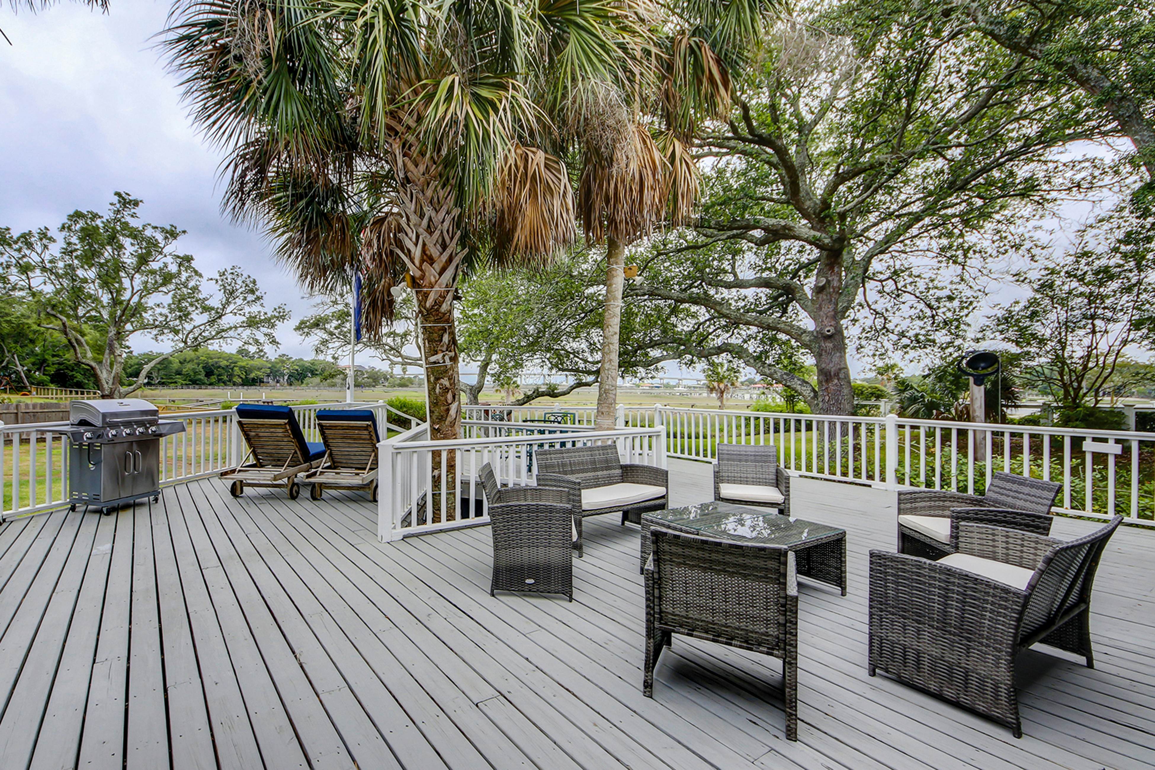 Beautiful home on lush lot with boardwalk to marsh, large deck, wifi, central ac