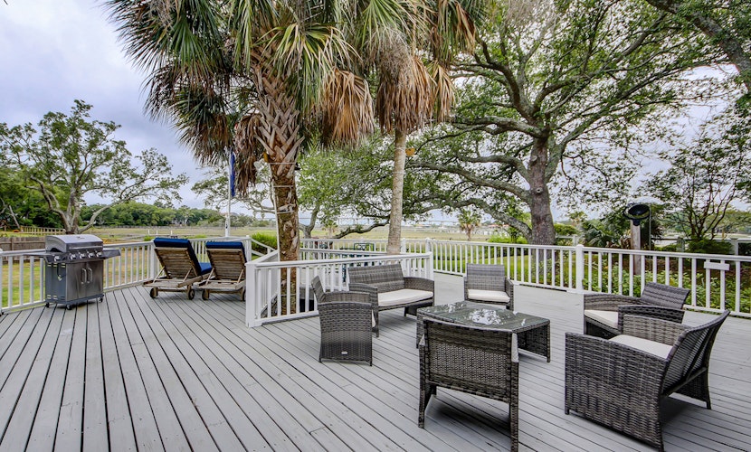 Beautiful home on lush lot with boardwalk to marsh, large deck, wifi, central ac