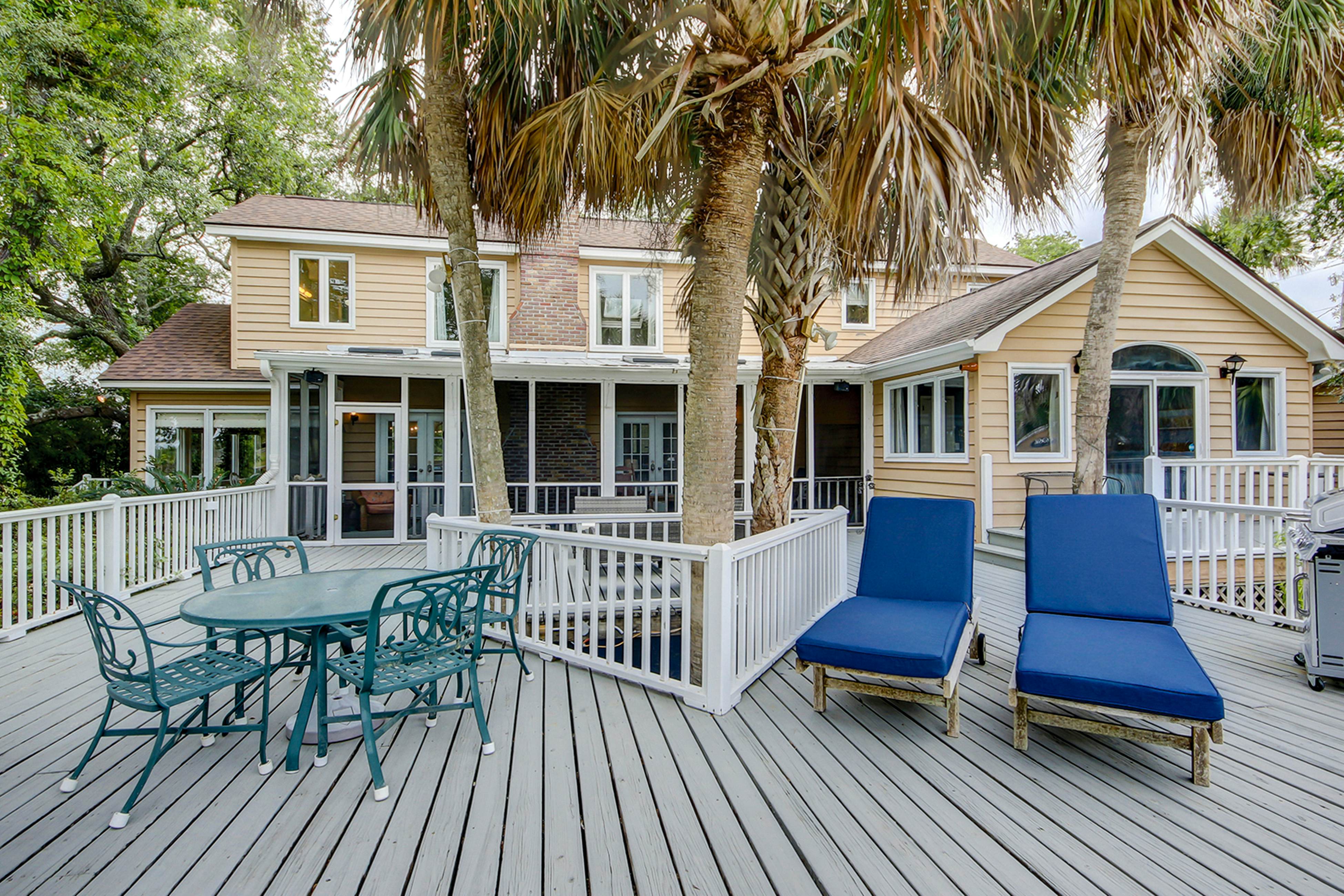 Beautiful home on lush lot with boardwalk to marsh, large deck, wifi, central ac