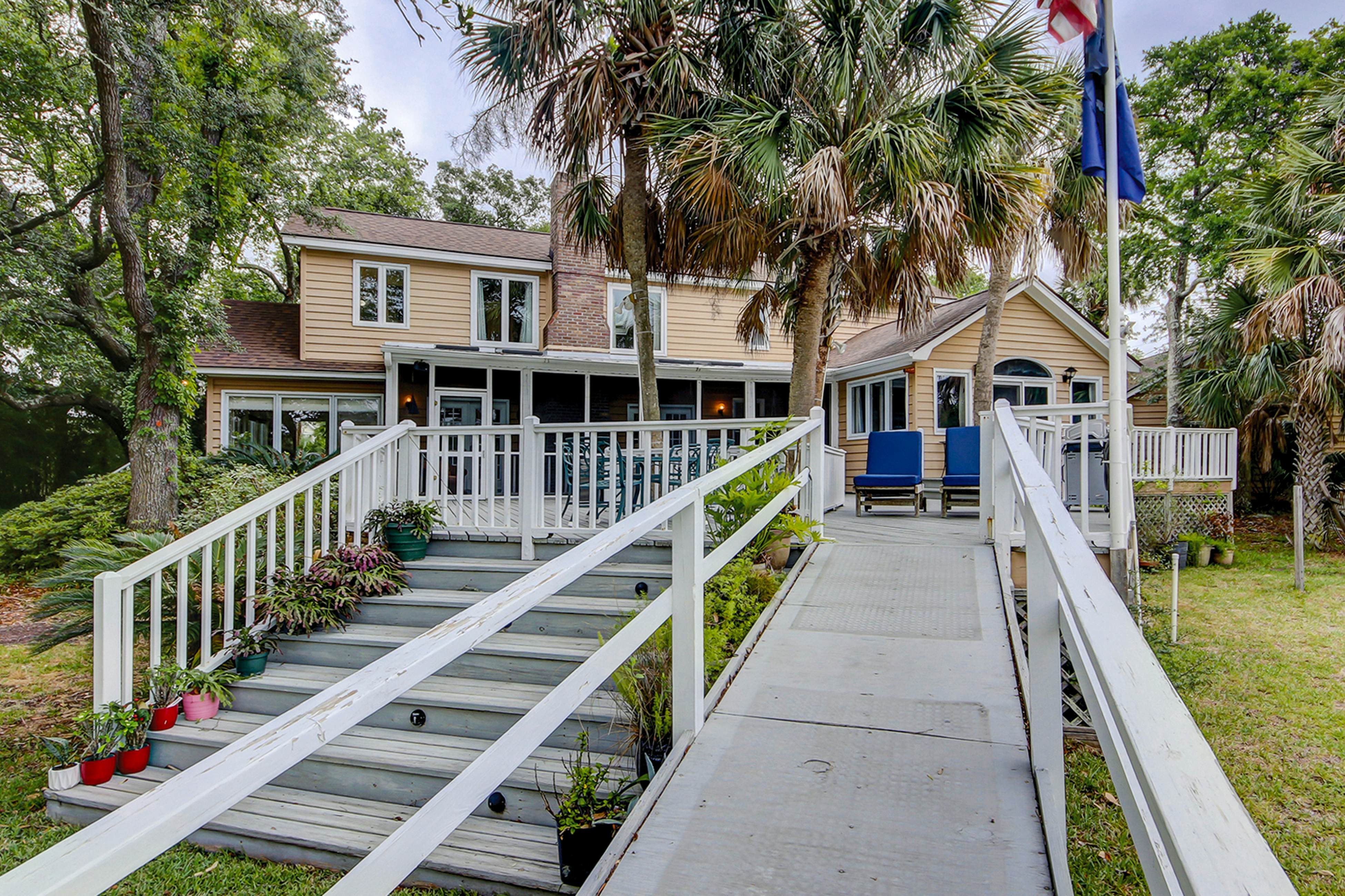 Beautiful home on lush lot with boardwalk to marsh, large deck, wifi, central ac