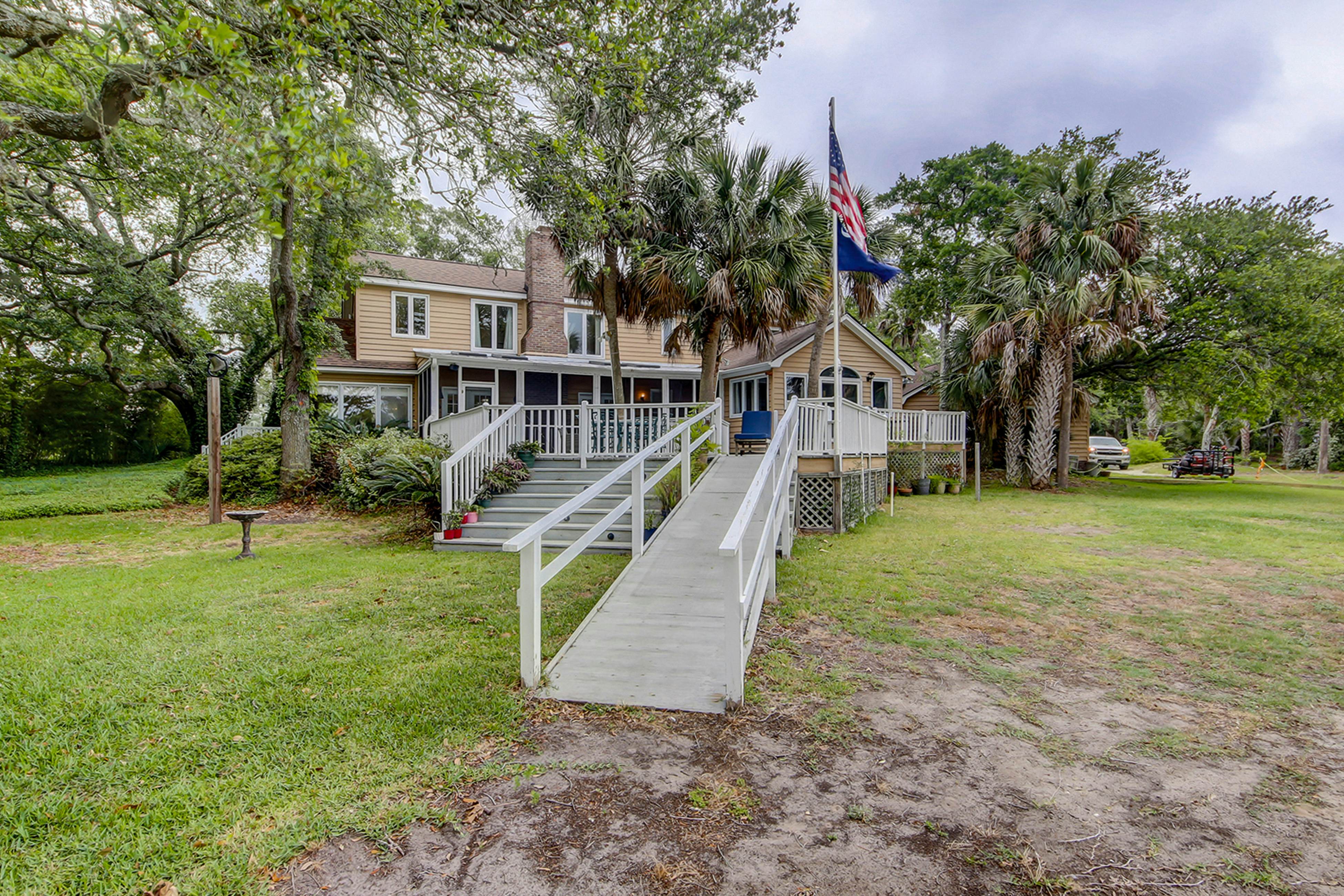 Beautiful home on lush lot with boardwalk to marsh, large deck, wifi, central ac