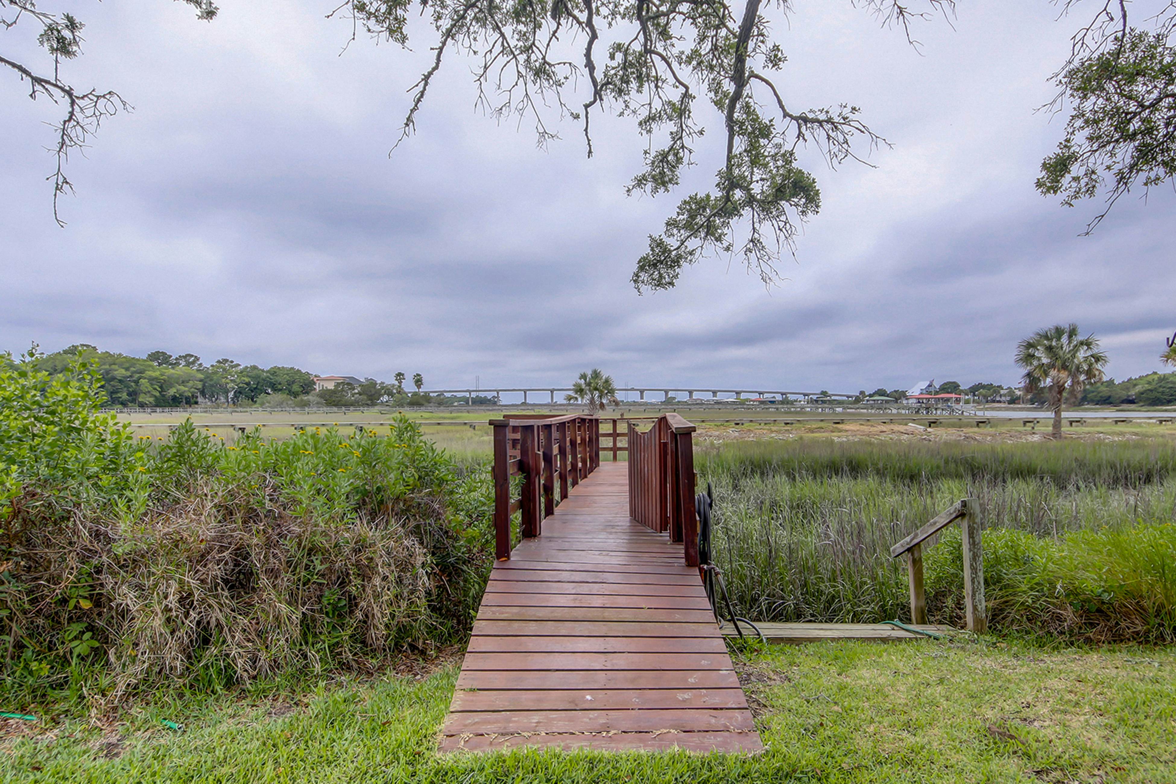 Beautiful home on lush lot with boardwalk to marsh, large deck, wifi, central ac