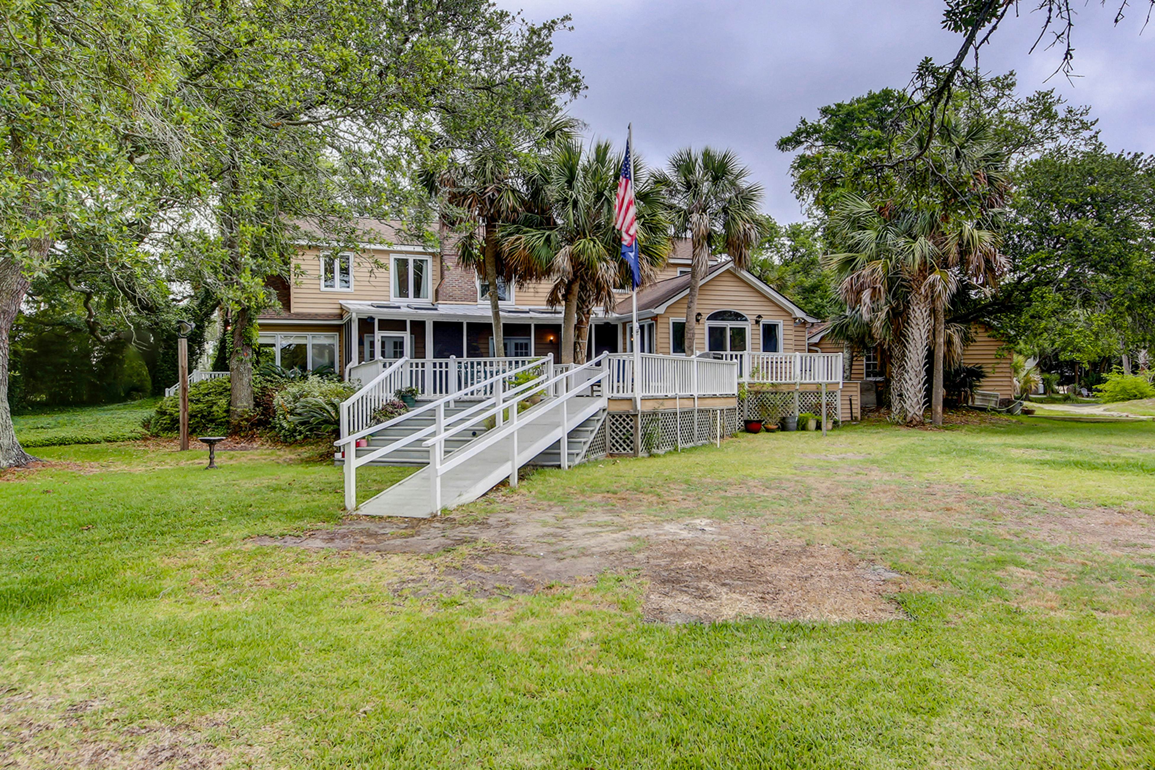 Beautiful home on lush lot with boardwalk to marsh, large deck, wifi, central ac