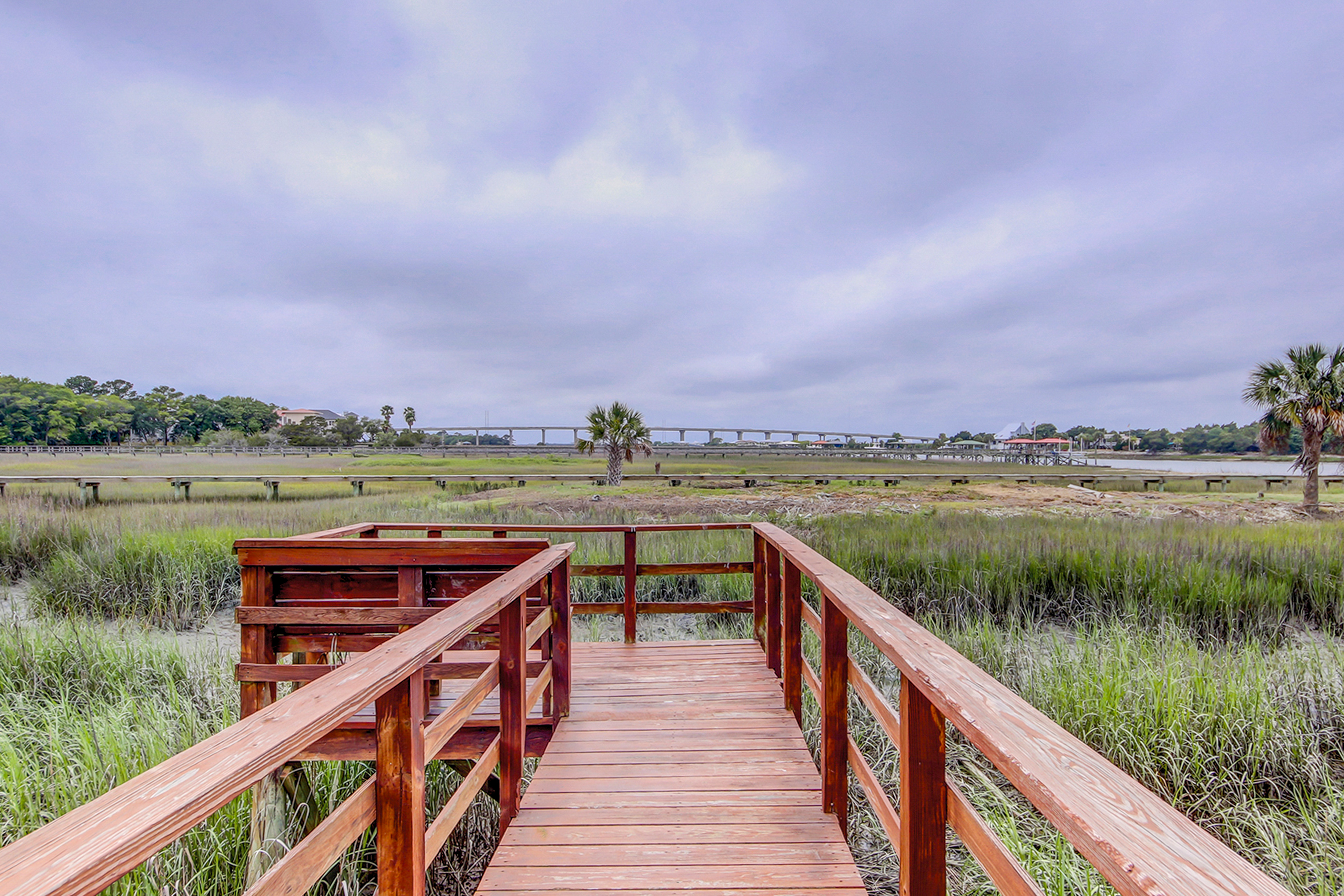 Beautiful home on lush lot with boardwalk to marsh, large deck, wifi, central ac