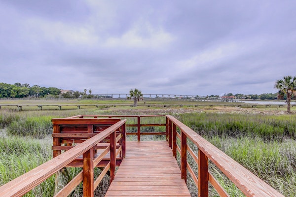 Beautiful home on lush lot with boardwalk to marsh, large deck, wifi, central ac