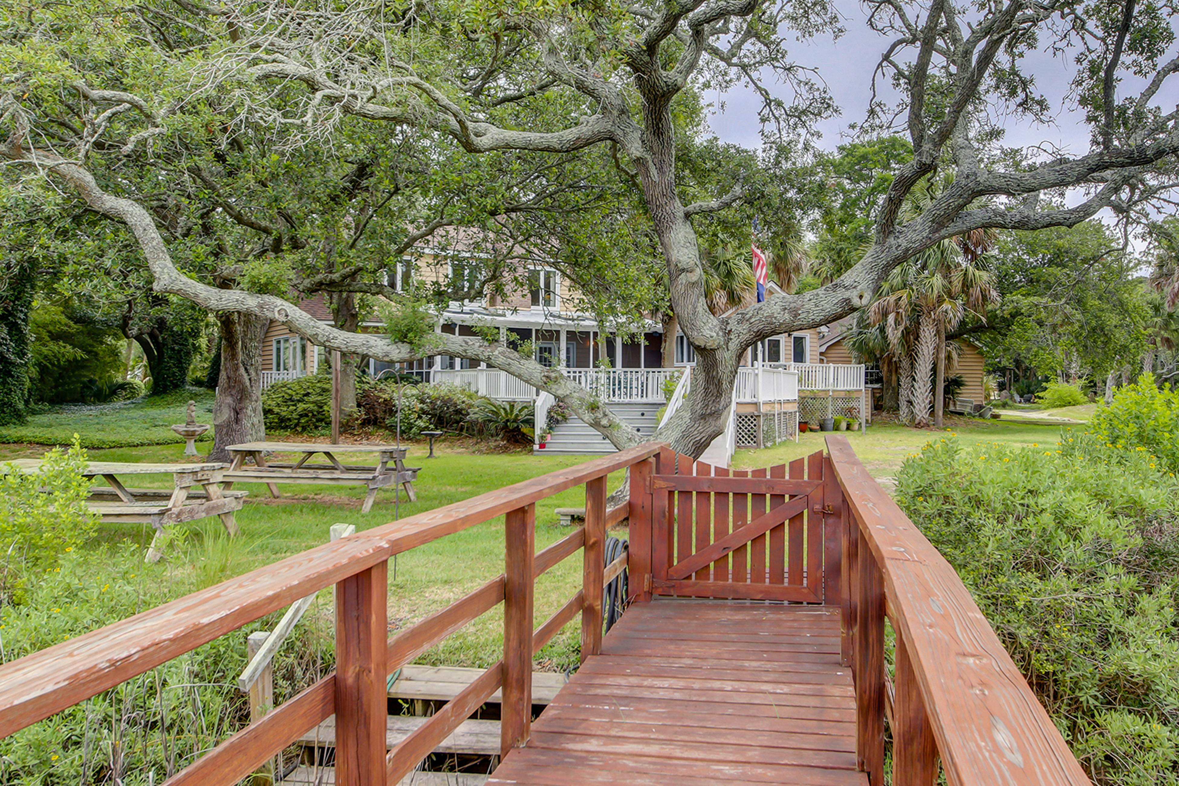 Beautiful home on lush lot with boardwalk to marsh, large deck, wifi, central ac