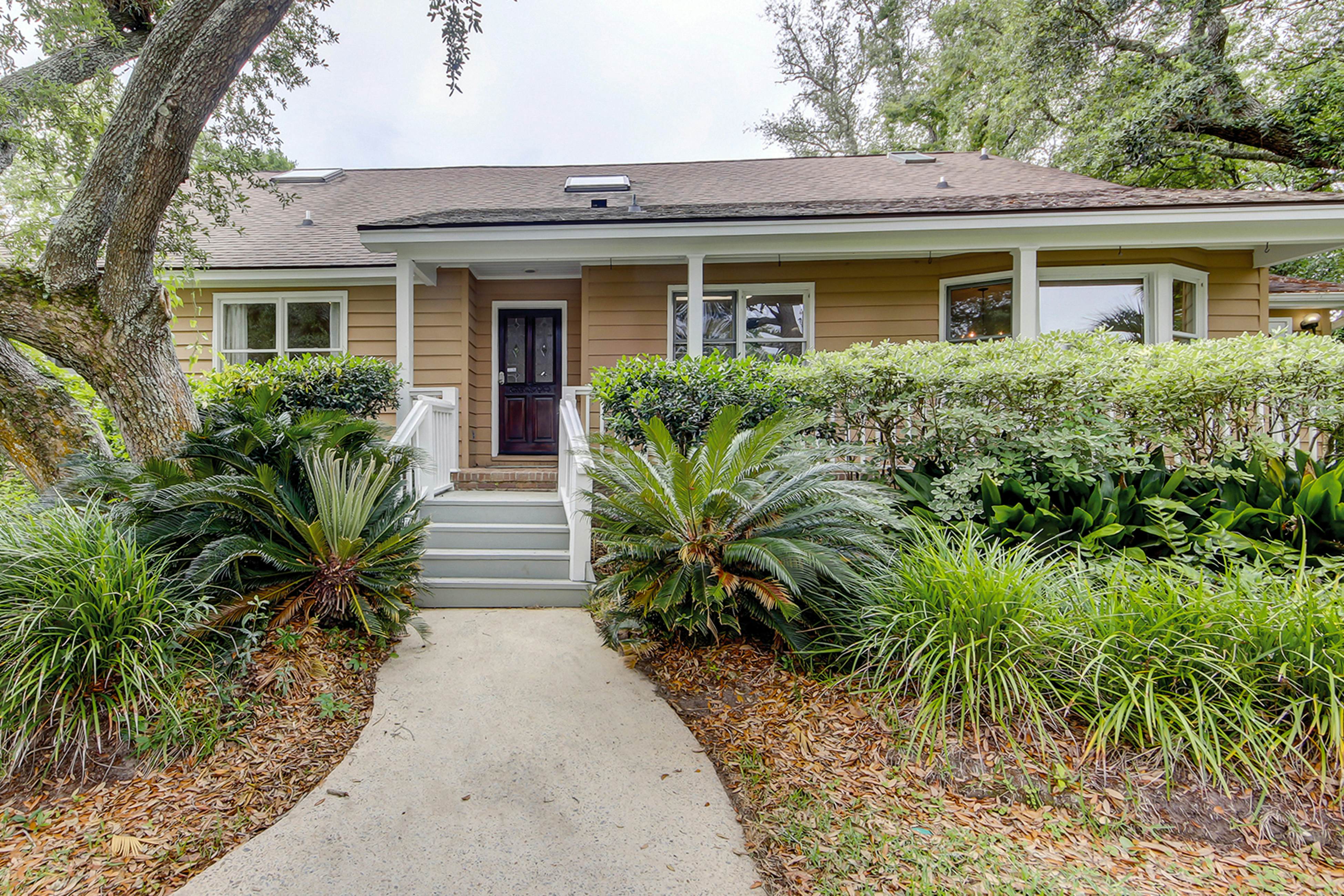 Beautiful home on lush lot with boardwalk to marsh, large deck, wifi, central ac