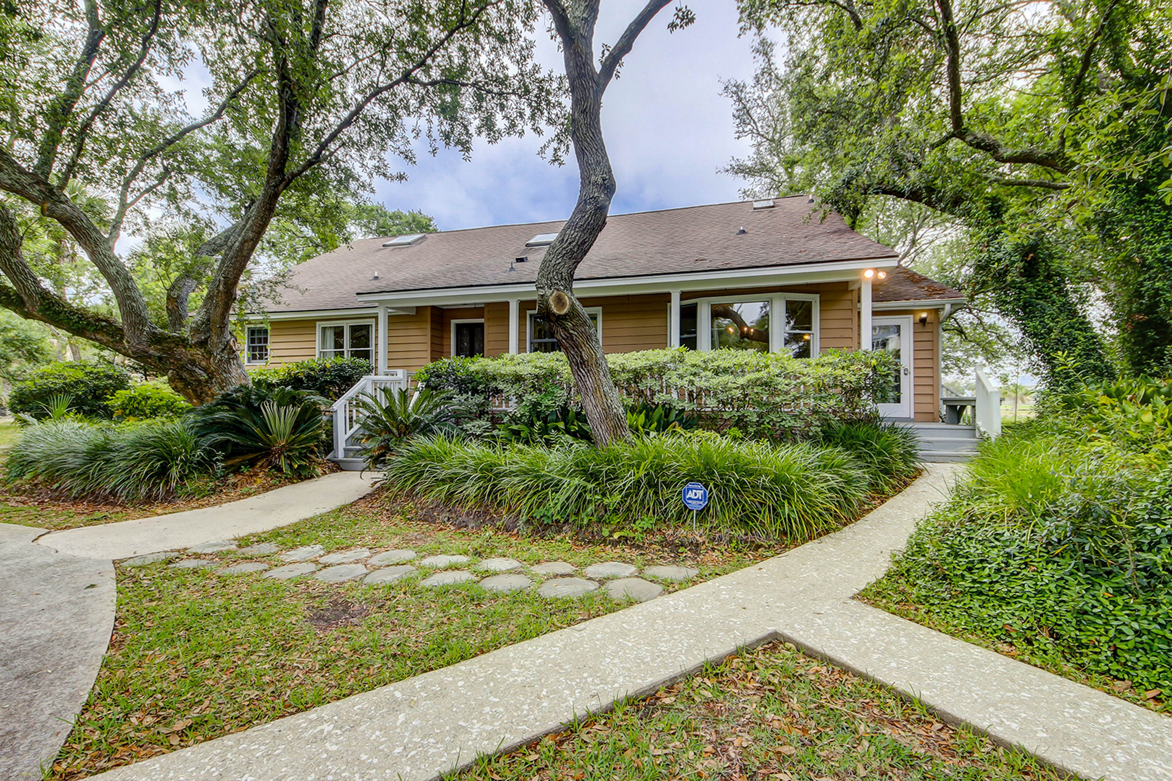 Beautiful home on lush lot with boardwalk to marsh, large deck, wifi, central ac