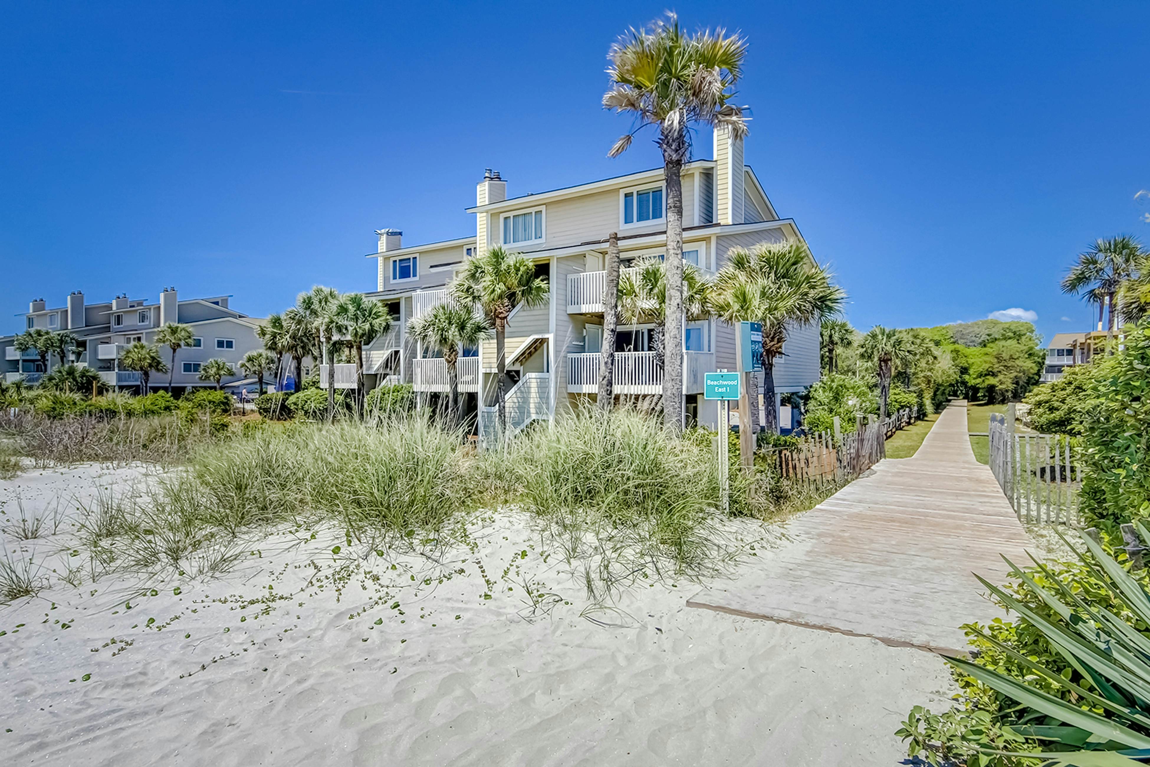 Oceanfront beach condo with WiFi, washer/dryer, pool - snowbirds welcome