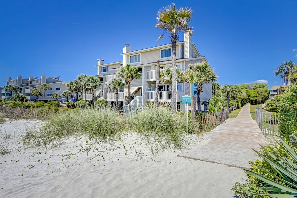 Oceanfront beach condo with WiFi, washer/dryer, pool - snowbirds welcome