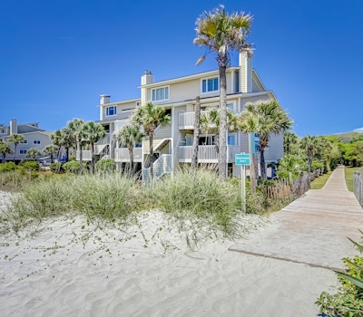 Oceanfront beach condo with WiFi, washer/dryer, pool - snowbirds welcome