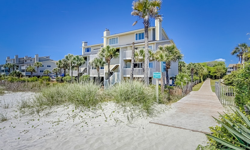 Oceanfront beach condo with WiFi, washer/dryer, pool - snowbirds welcome
