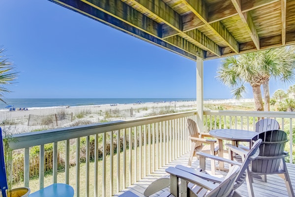 Oceanfront beach condo with WiFi, washer/dryer, pool - snowbirds welcome
