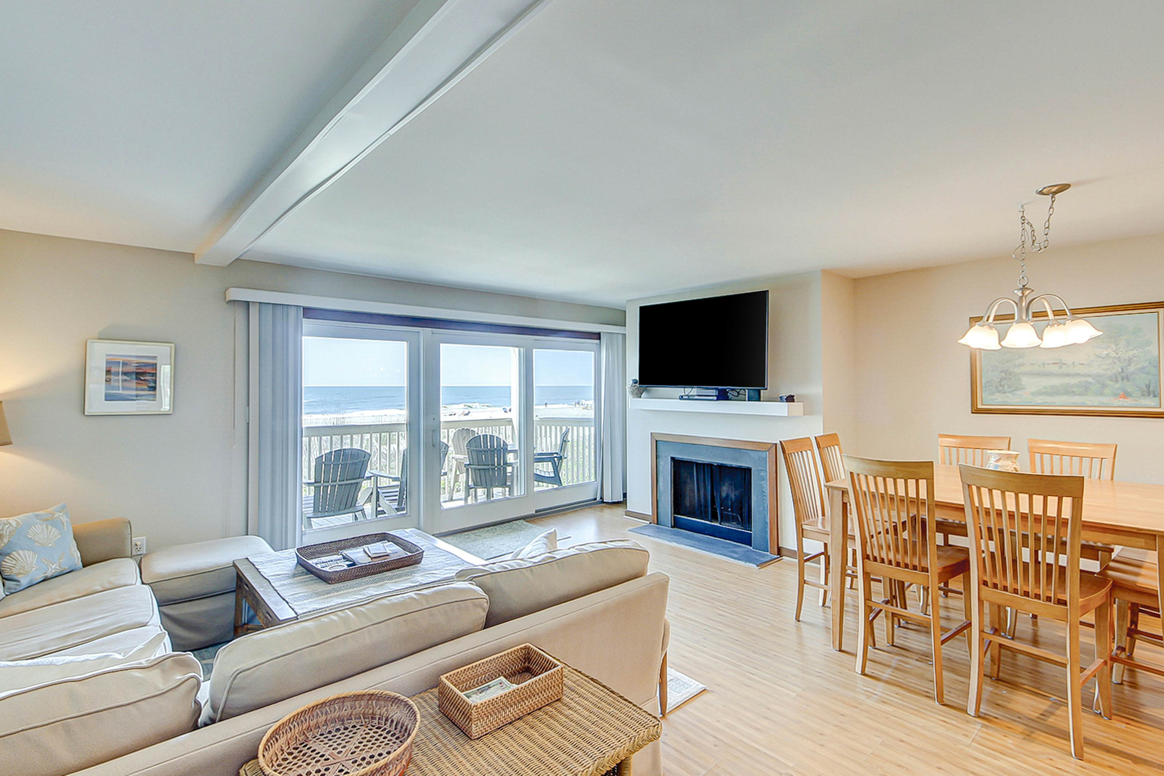 Oceanfront beach condo with WiFi, washer/dryer, pool - snowbirds welcome