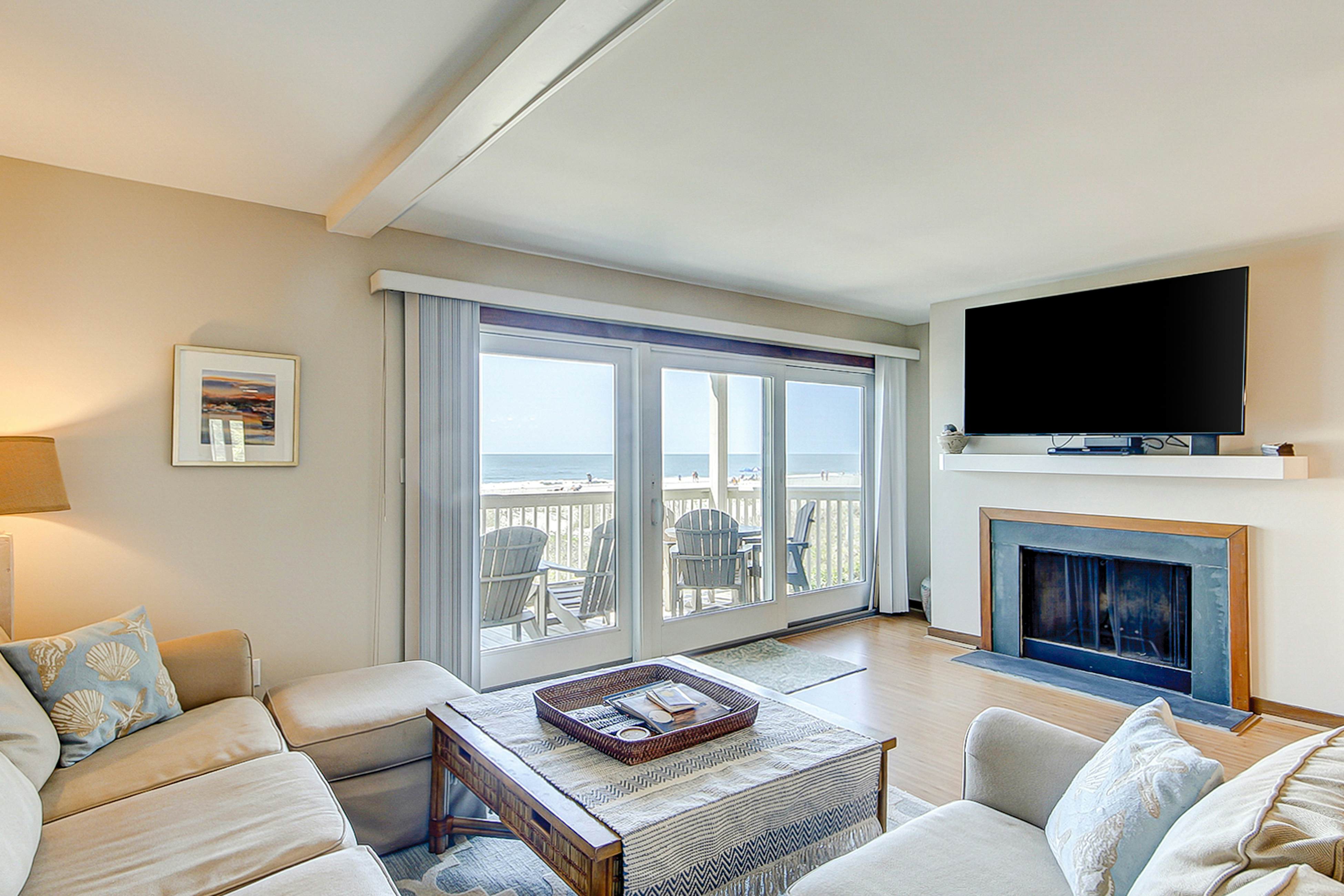 Oceanfront beach condo with WiFi, washer/dryer, pool - snowbirds welcome