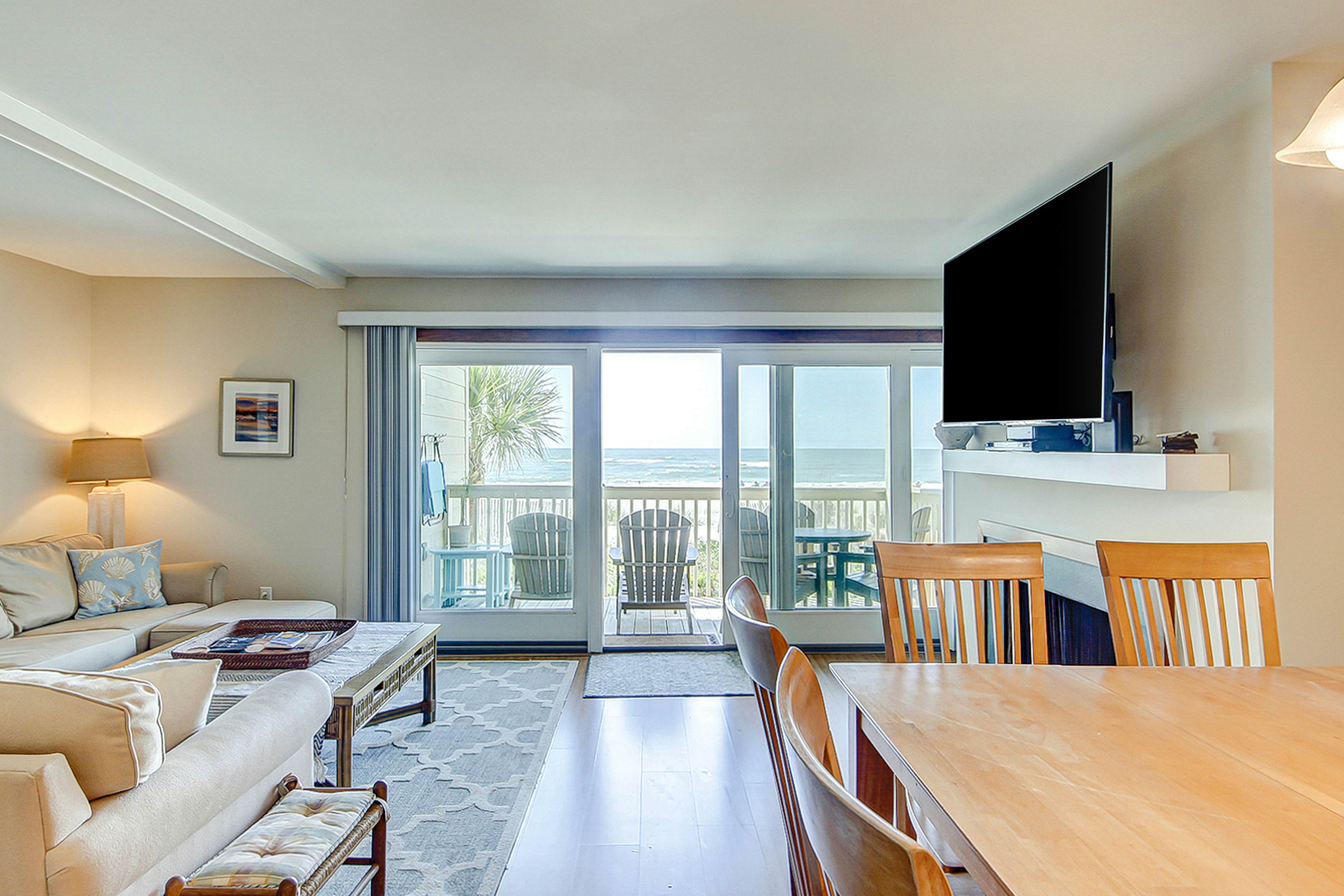 Oceanfront beach condo with WiFi, washer/dryer, pool - snowbirds welcome