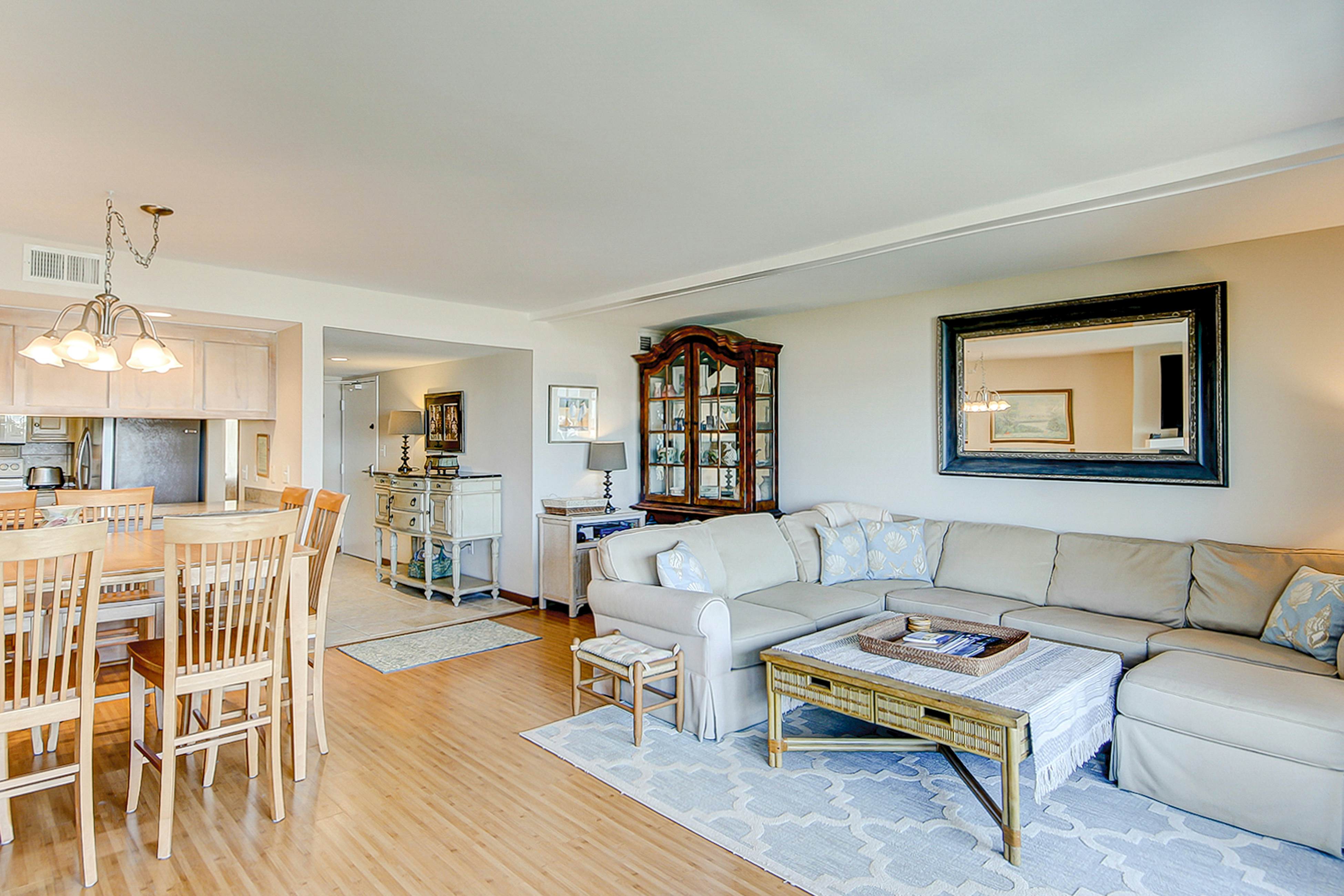 Oceanfront beach condo with WiFi, washer/dryer, pool - snowbirds welcome