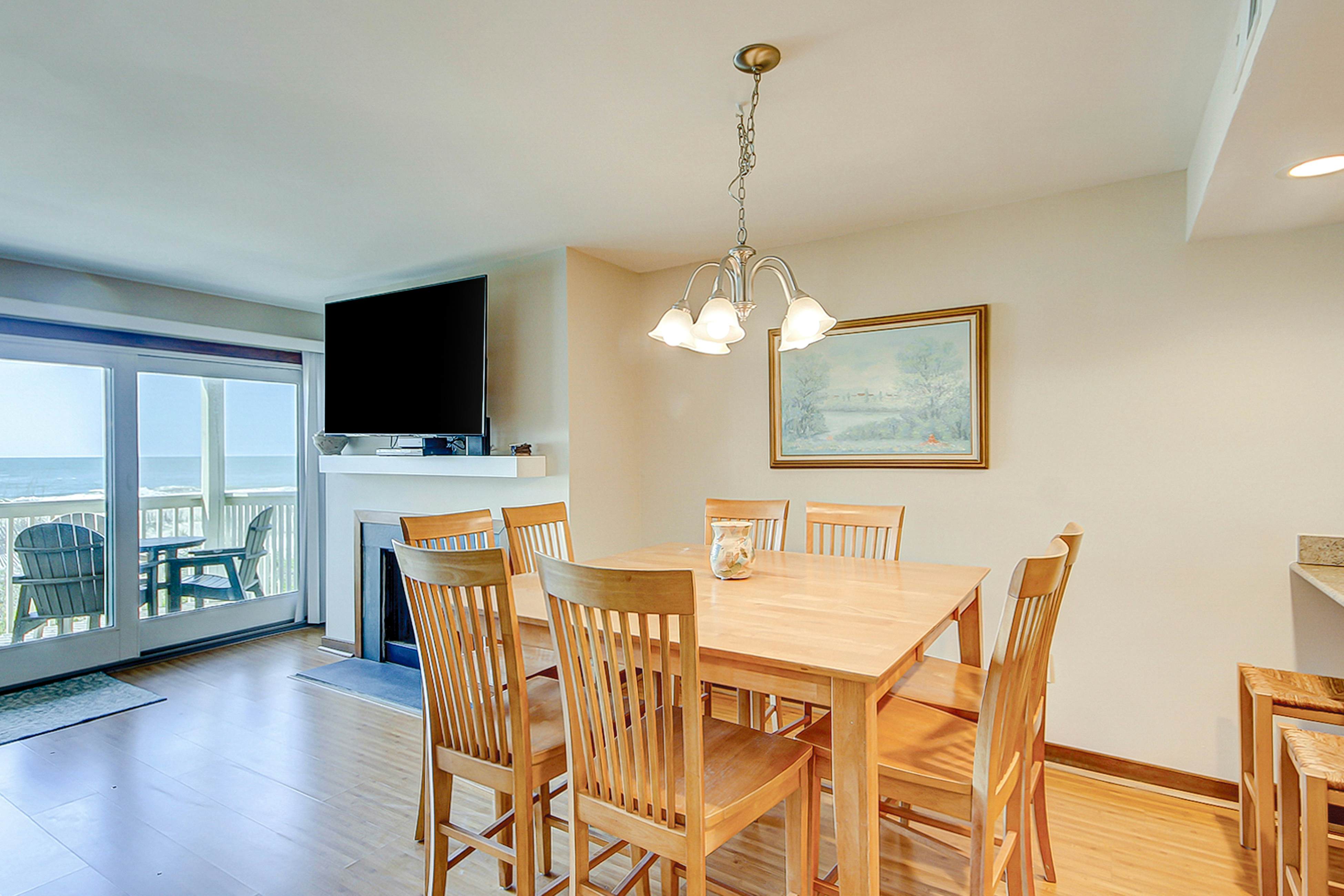 Oceanfront beach condo with WiFi, washer/dryer, pool - snowbirds welcome